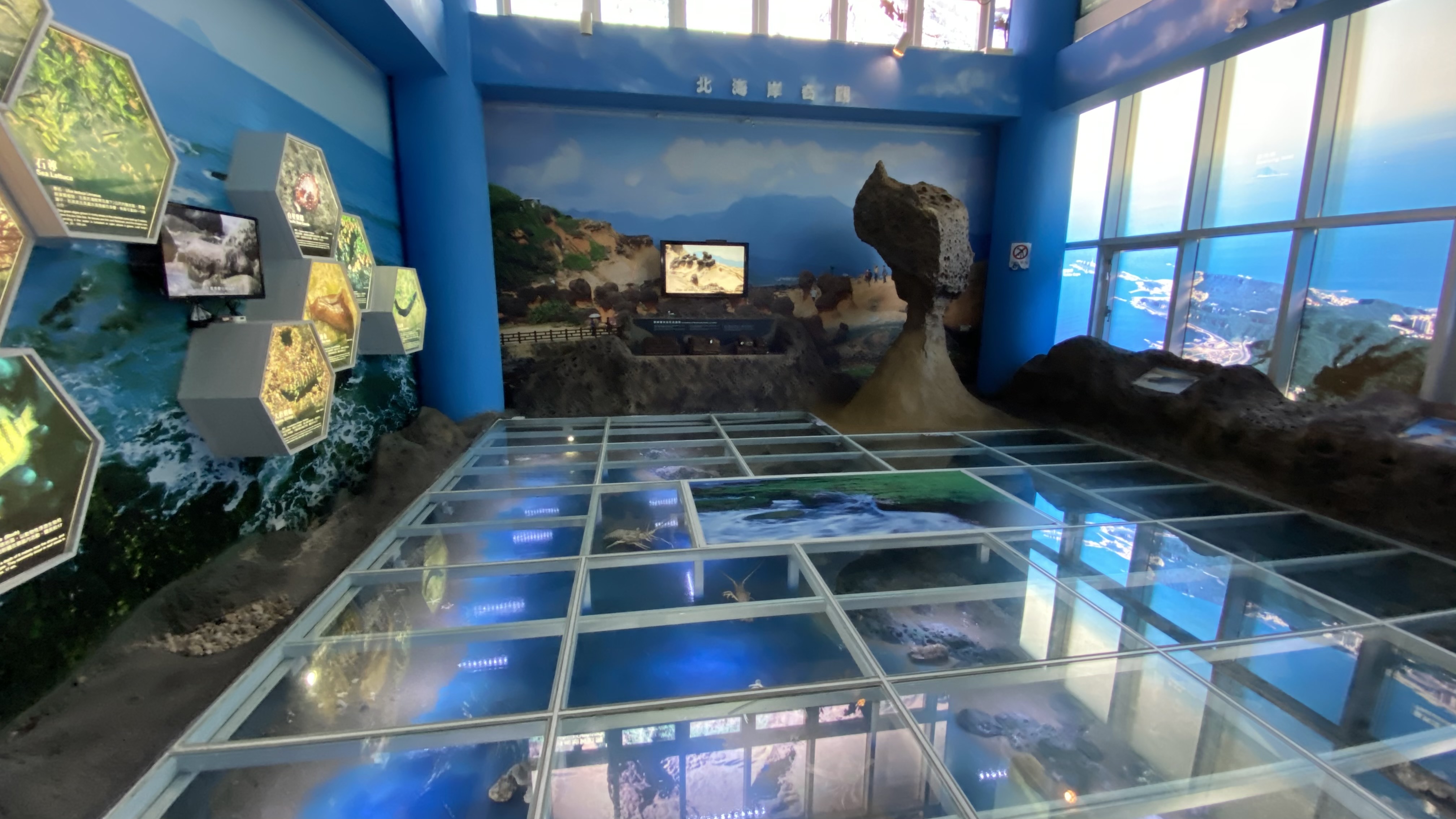 室內展館內有玻璃地板與北海岸地形展示