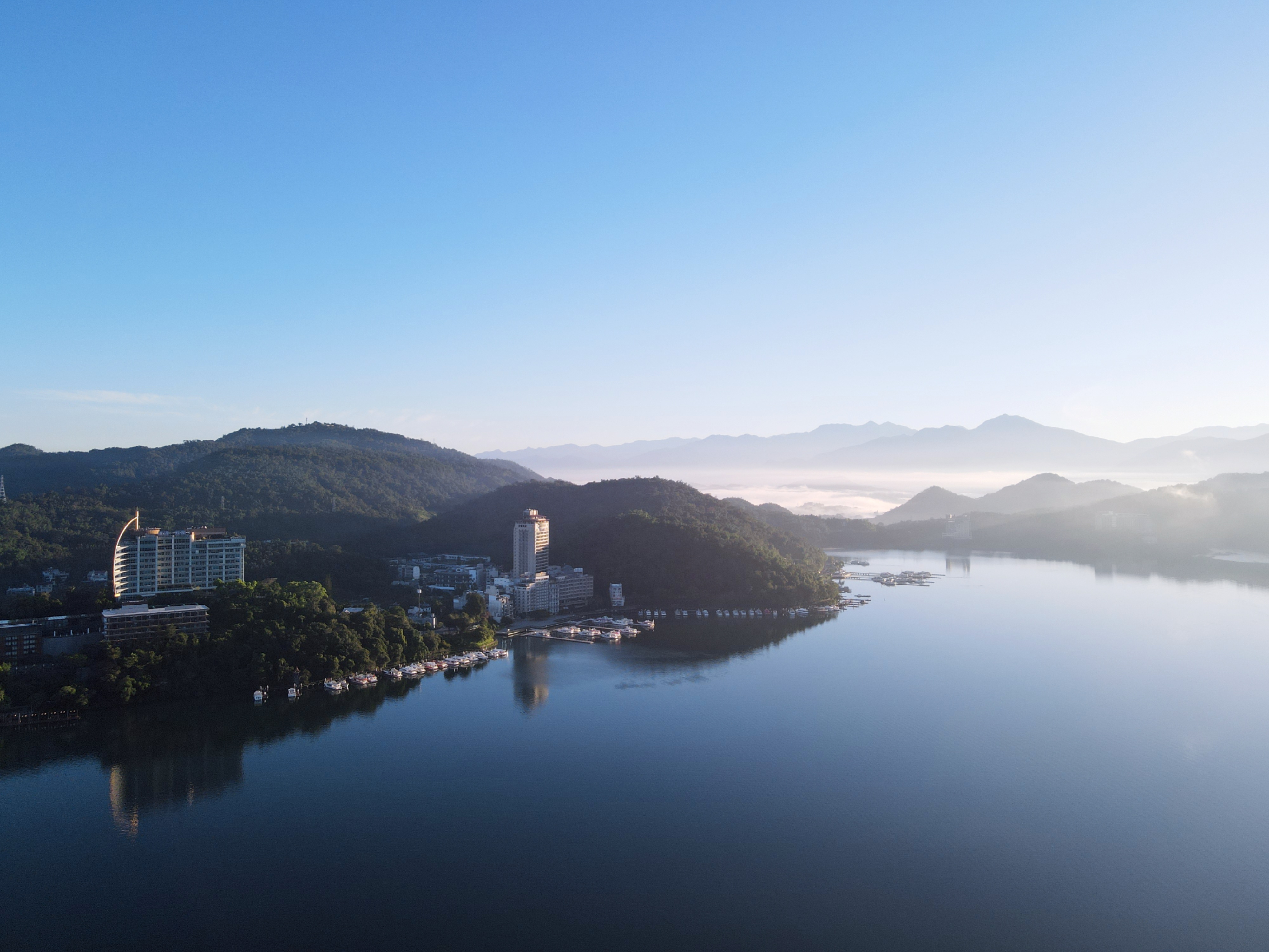 湖邊建築與山巒環繞的日月潭全景