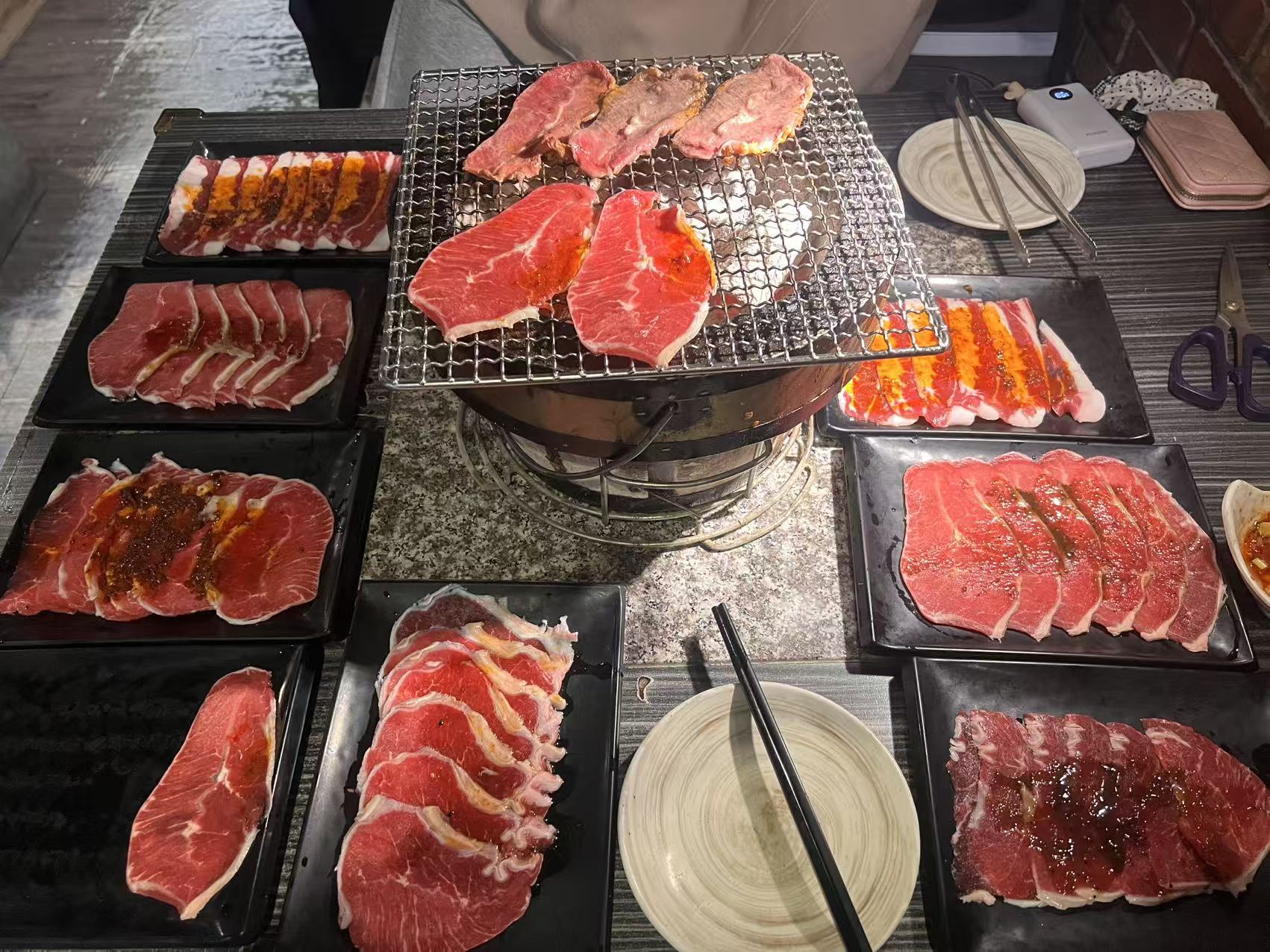 胖肚肚中山店肉盤與燒烤桌面