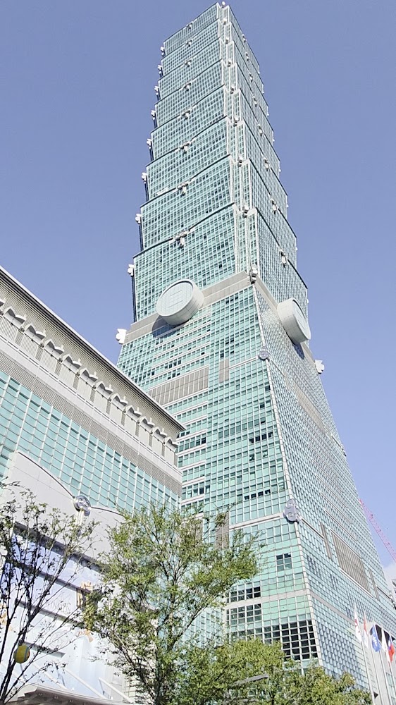 台北101大樓外觀仰角視角