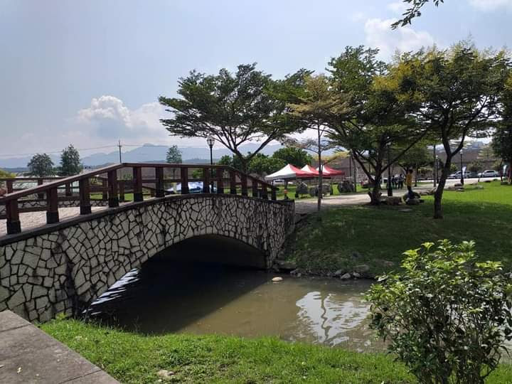 大溪公園中的石造拱橋與綠地
