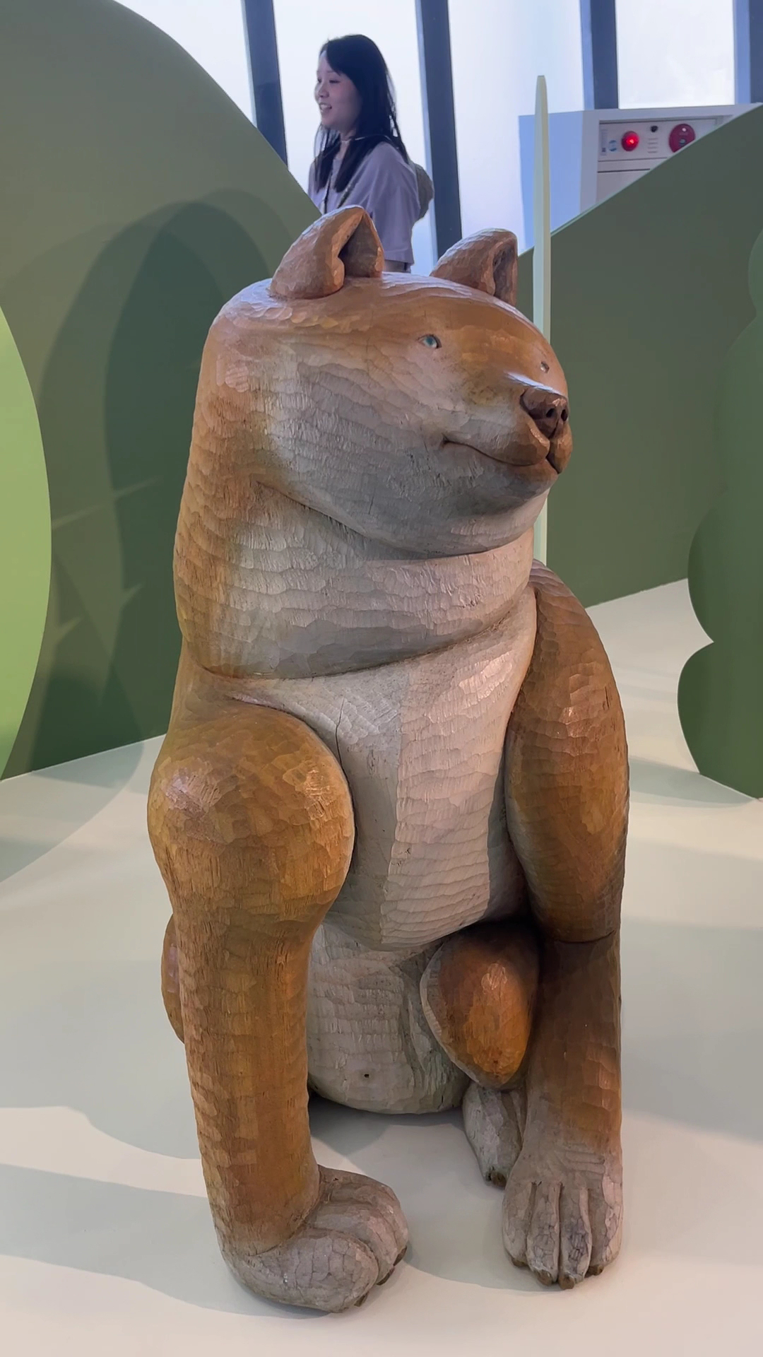 展覽空間內的大型木雕動物作品