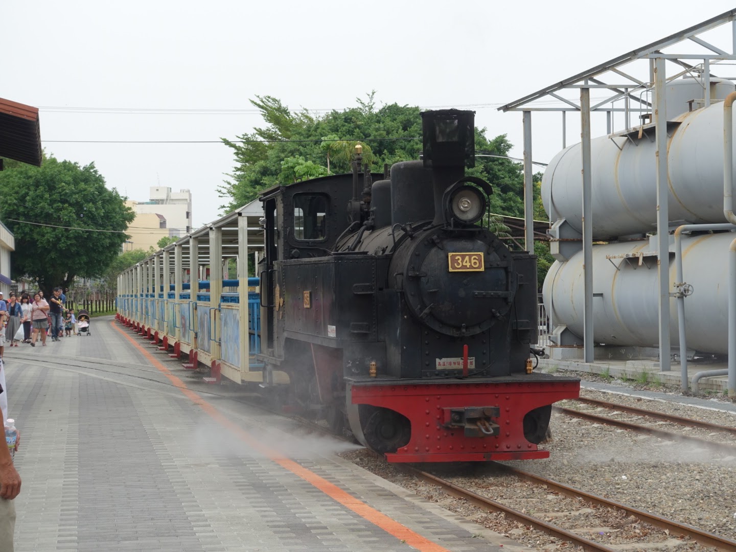 346號蒸汽火車停在溪湖糖廠鐵道旁