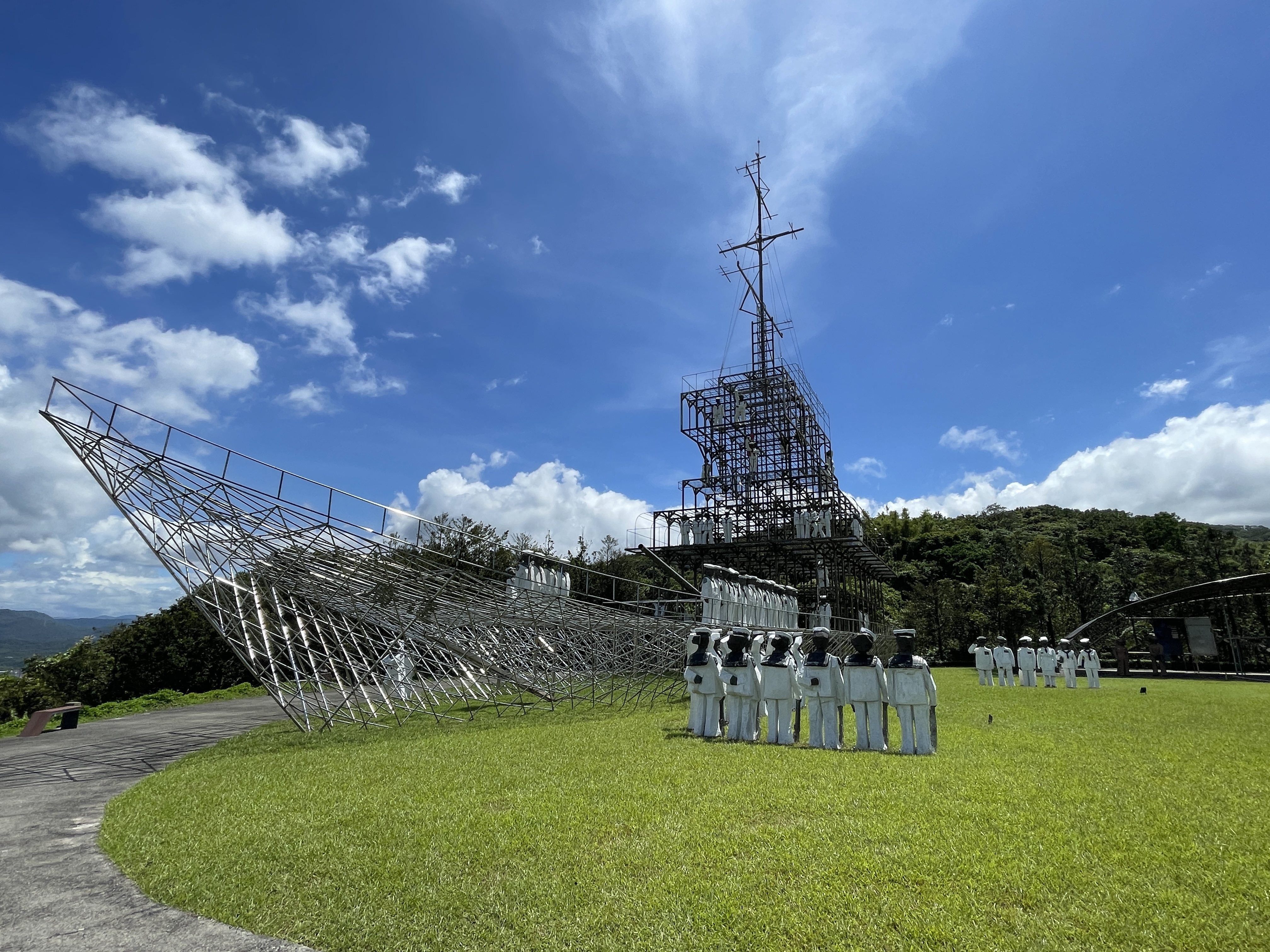 船型鋼架與海軍人物雕塑裝置