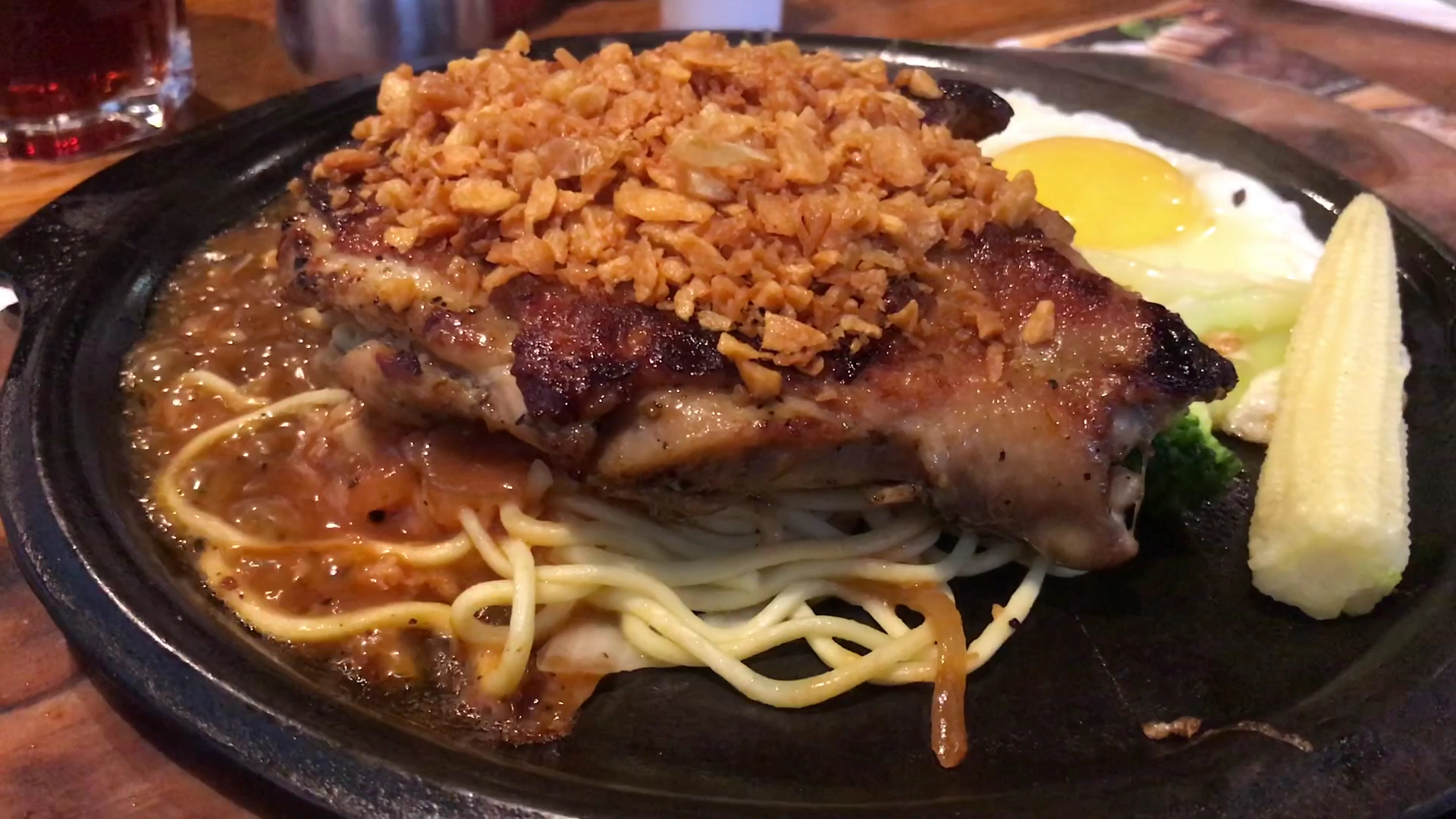 蒜酥雞腿排附義大利麵太陽蛋和玉米筍的鐵板料理