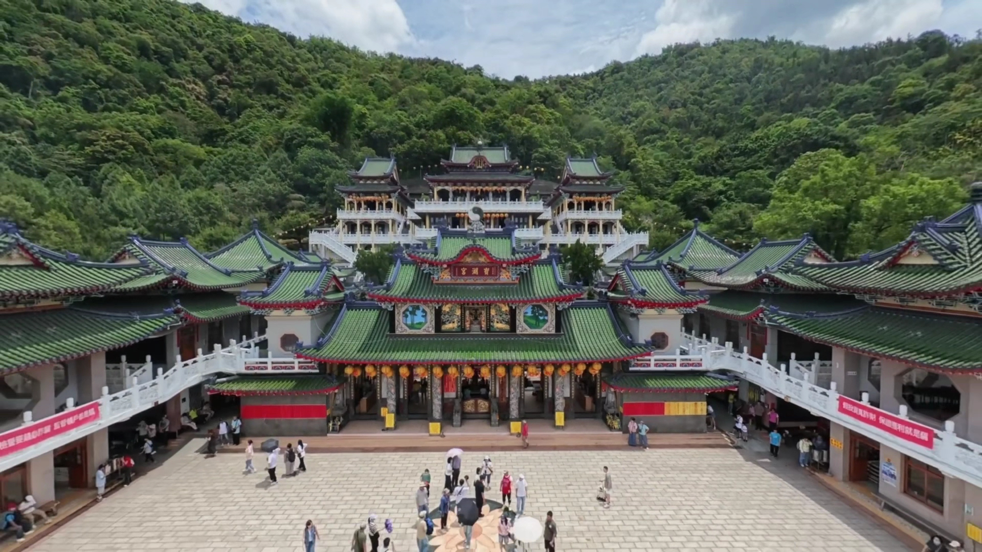 位於山林間的寶湖宮天地堂地母廟全景