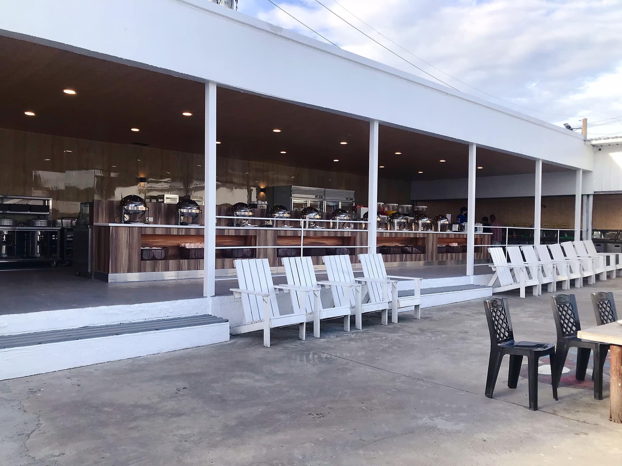 戶外餐廳前方有多張座椅，室內則有自助餐台