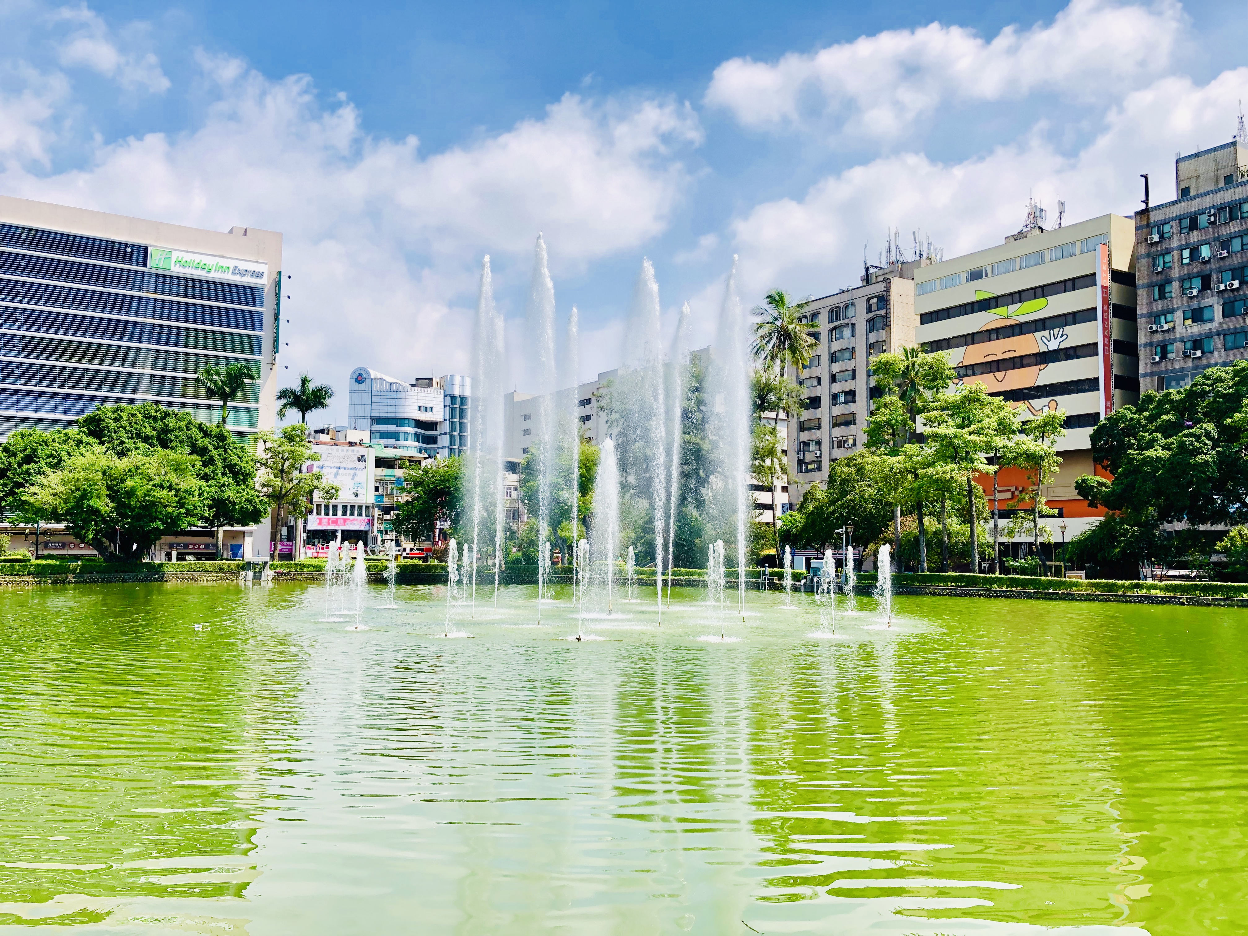 湖面噴泉與都市高樓背景