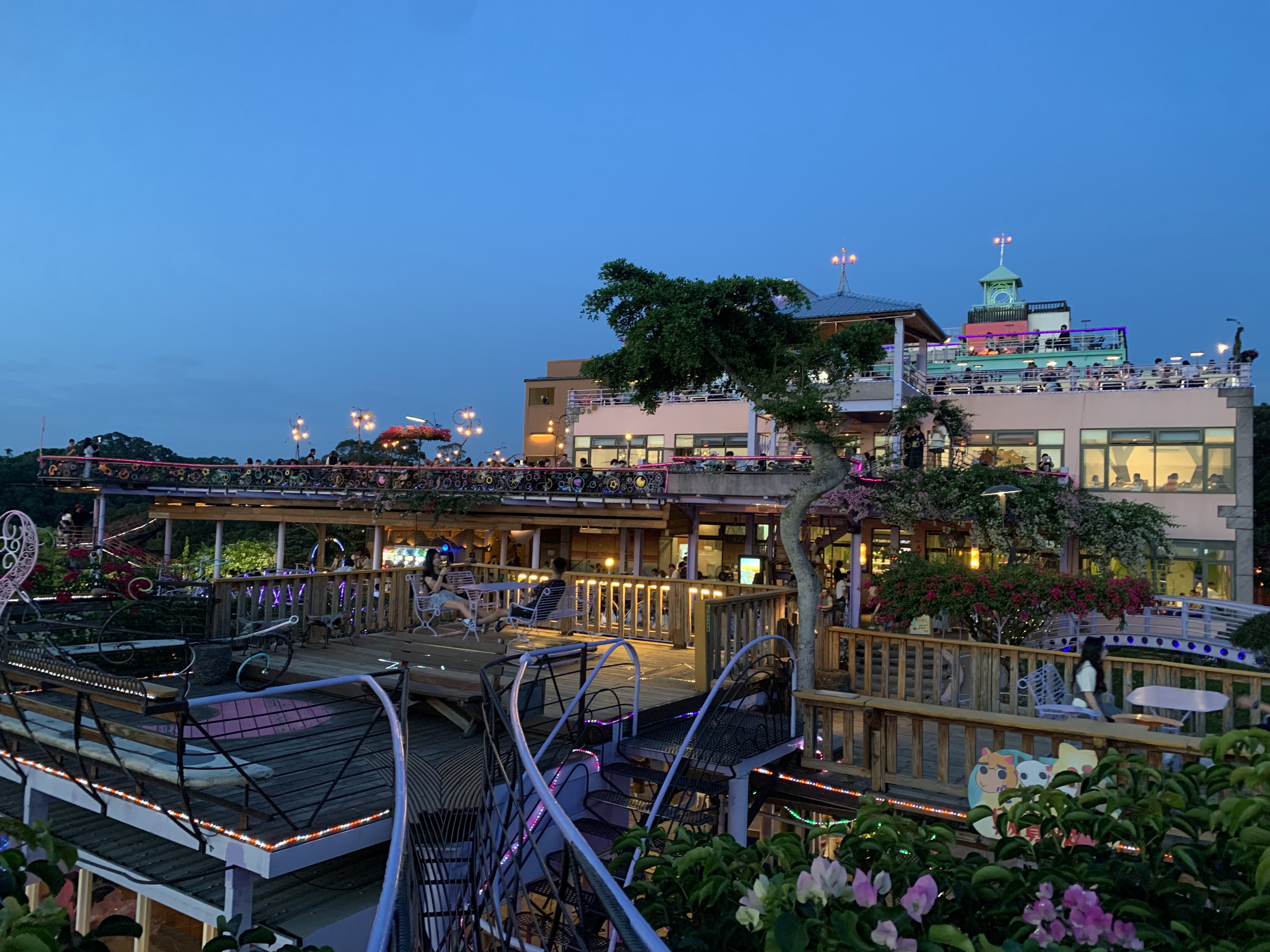 夜色中的多層露天餐廳