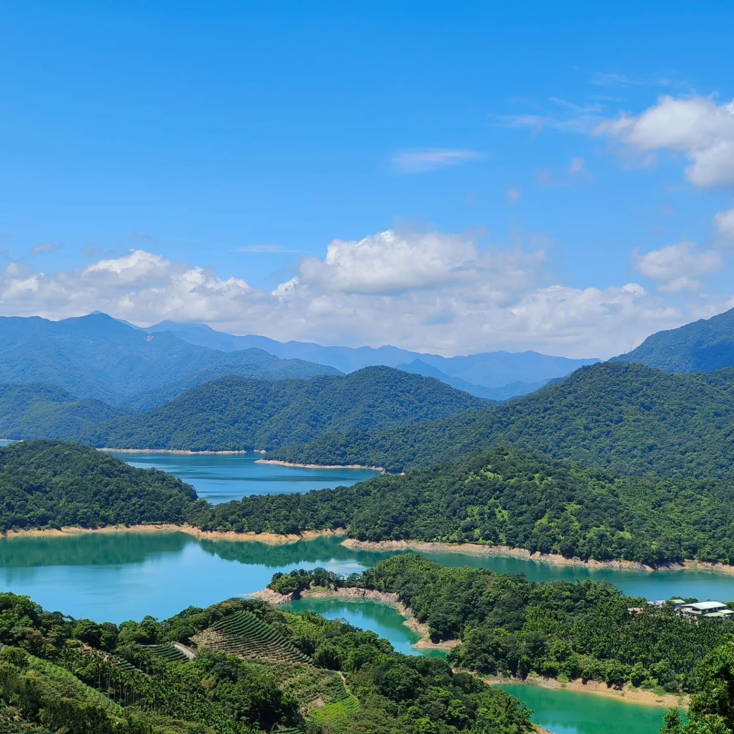壯麗的山景與翠綠的湖泊，湖水環繞層疊山丘。