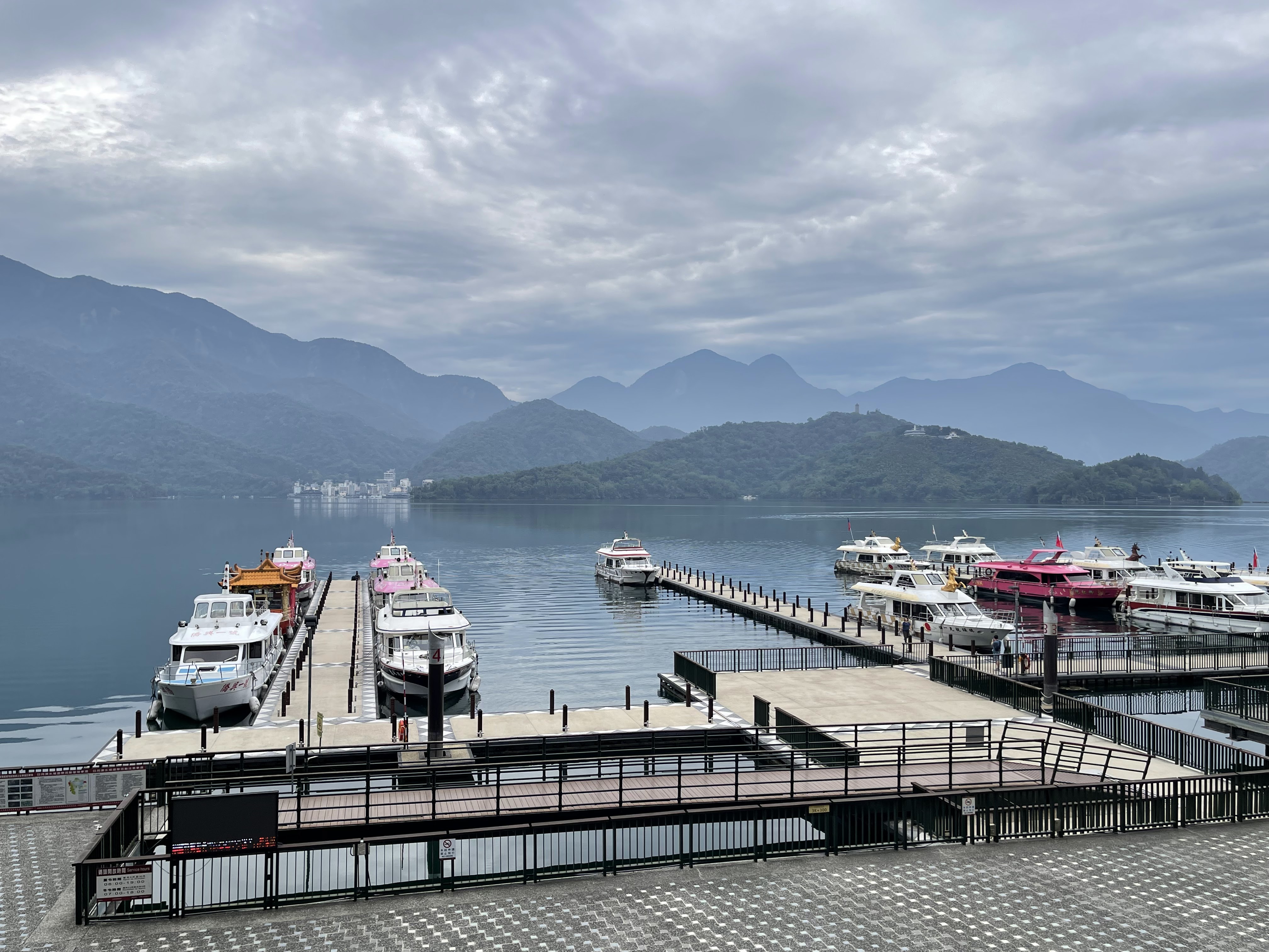水社碼頭觀光船與遠山景色