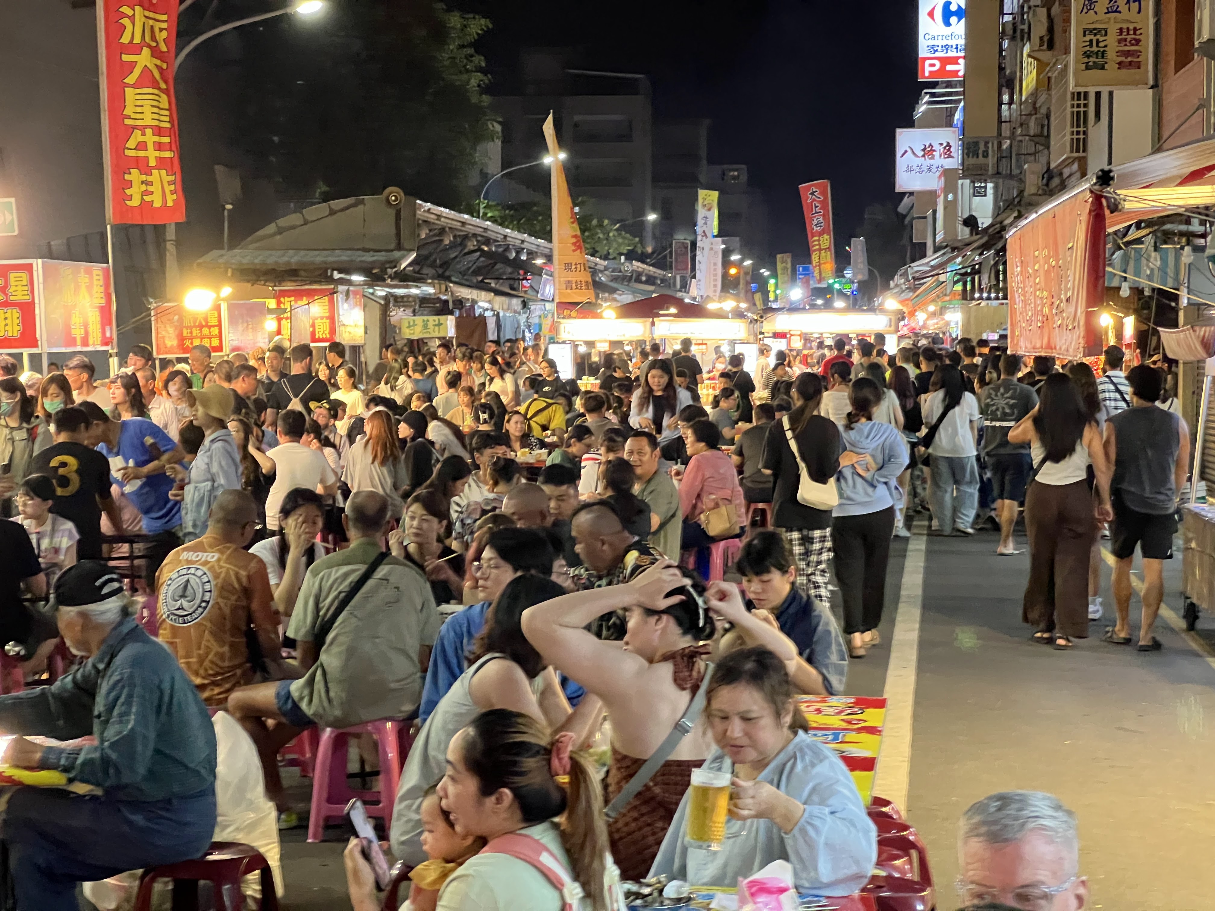 臺東觀光夜市擁擠熱鬧人潮