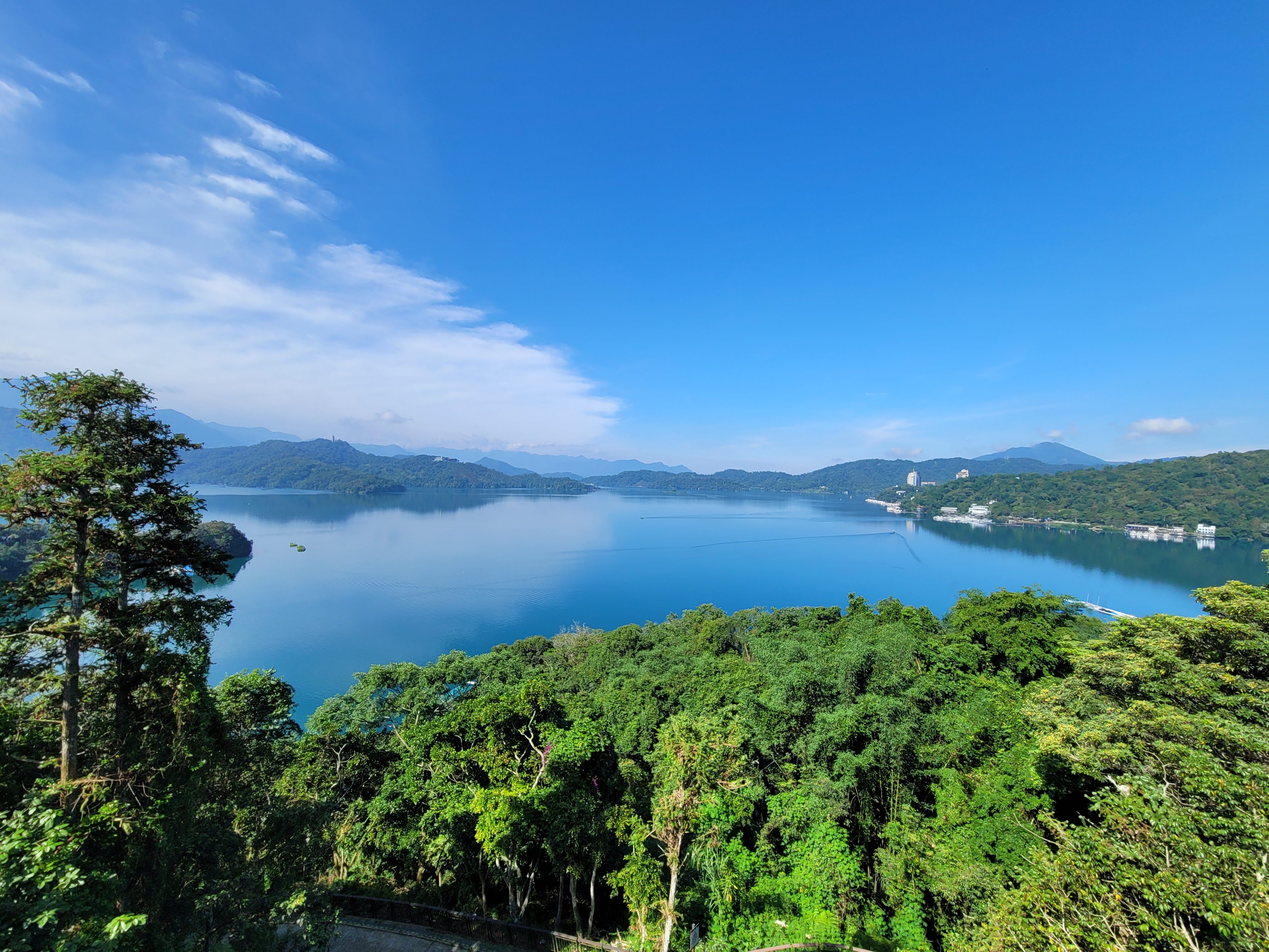 從高處俯瞰日月潭湖景