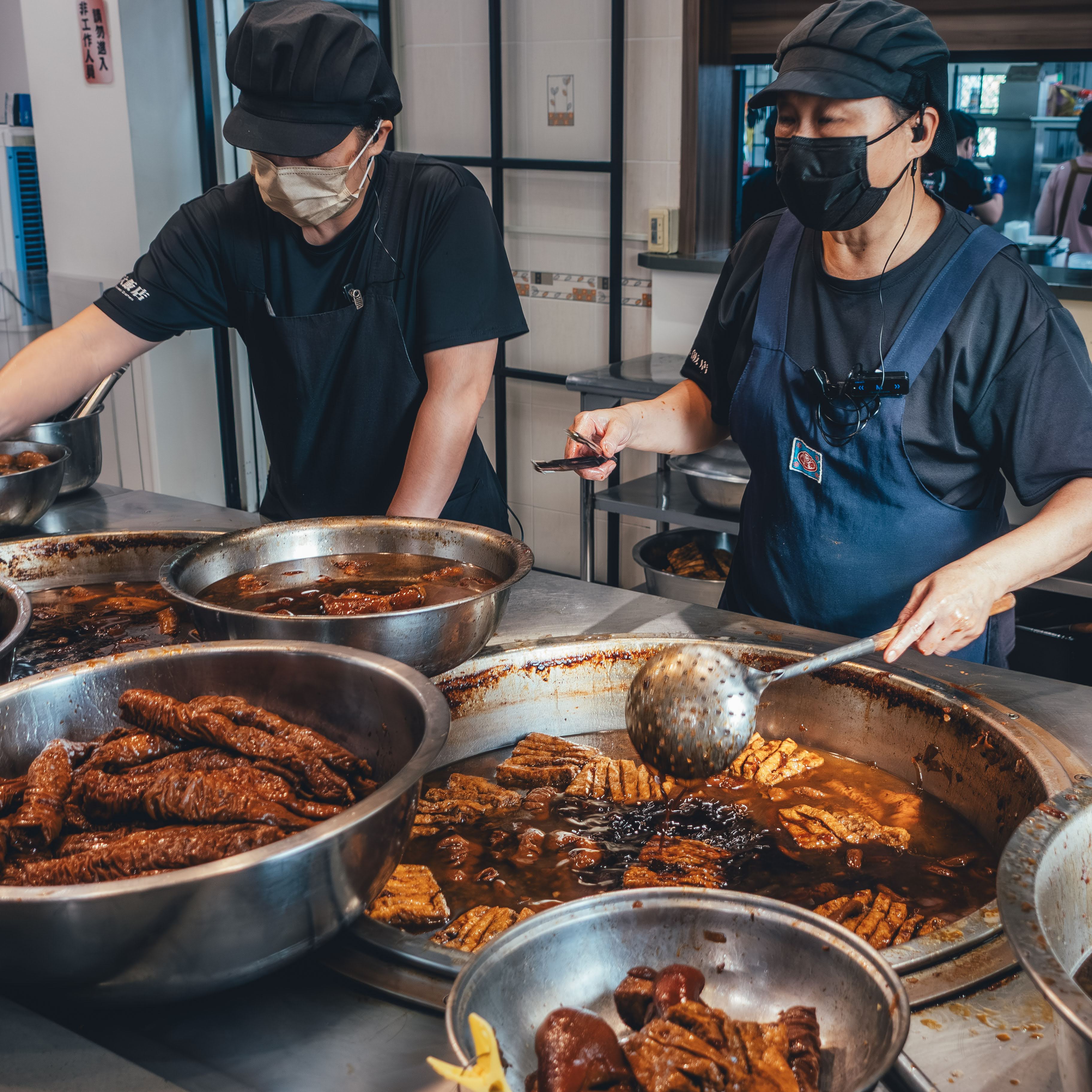 三民大飯店工作人員準備滷味