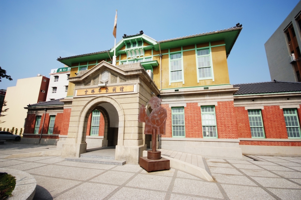 台林本藥製館歷史風格建築與前方雕像