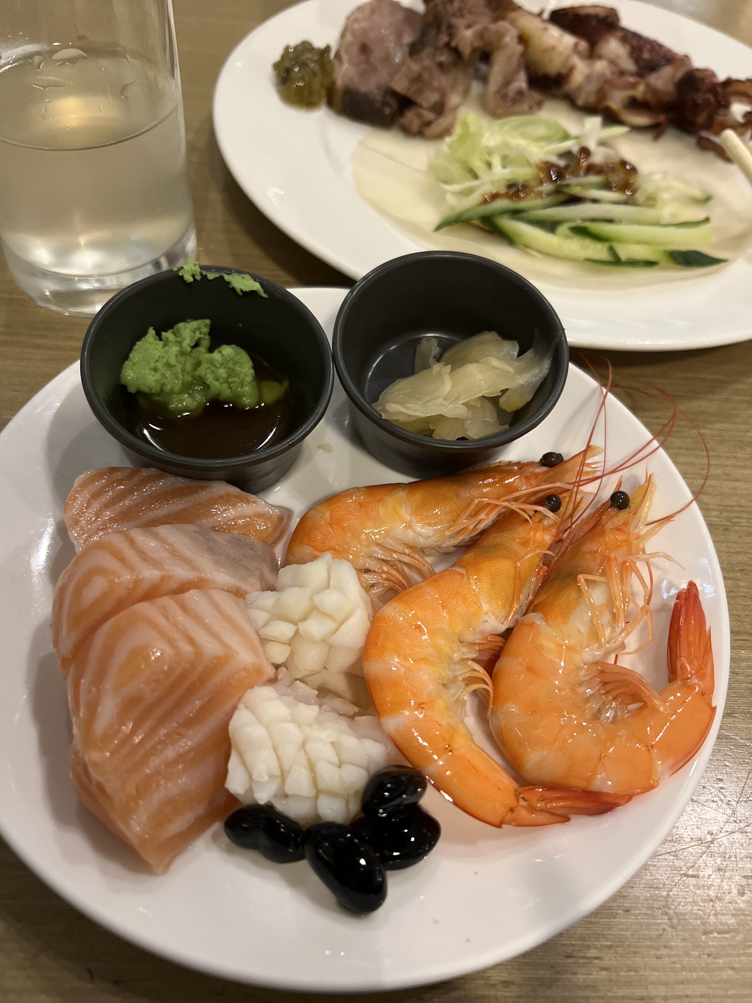 日式冷盤有鮭魚生魚片花枝蝦子與黑豆