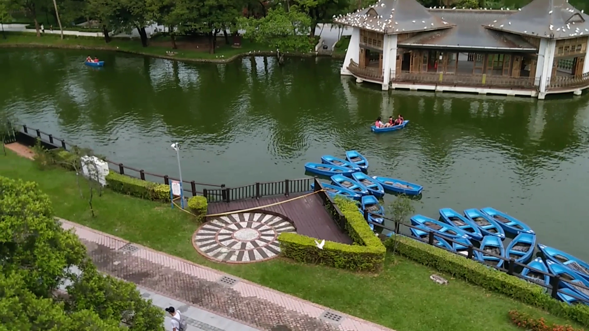 湖泊與多艘藍色小船及湖畔步道
