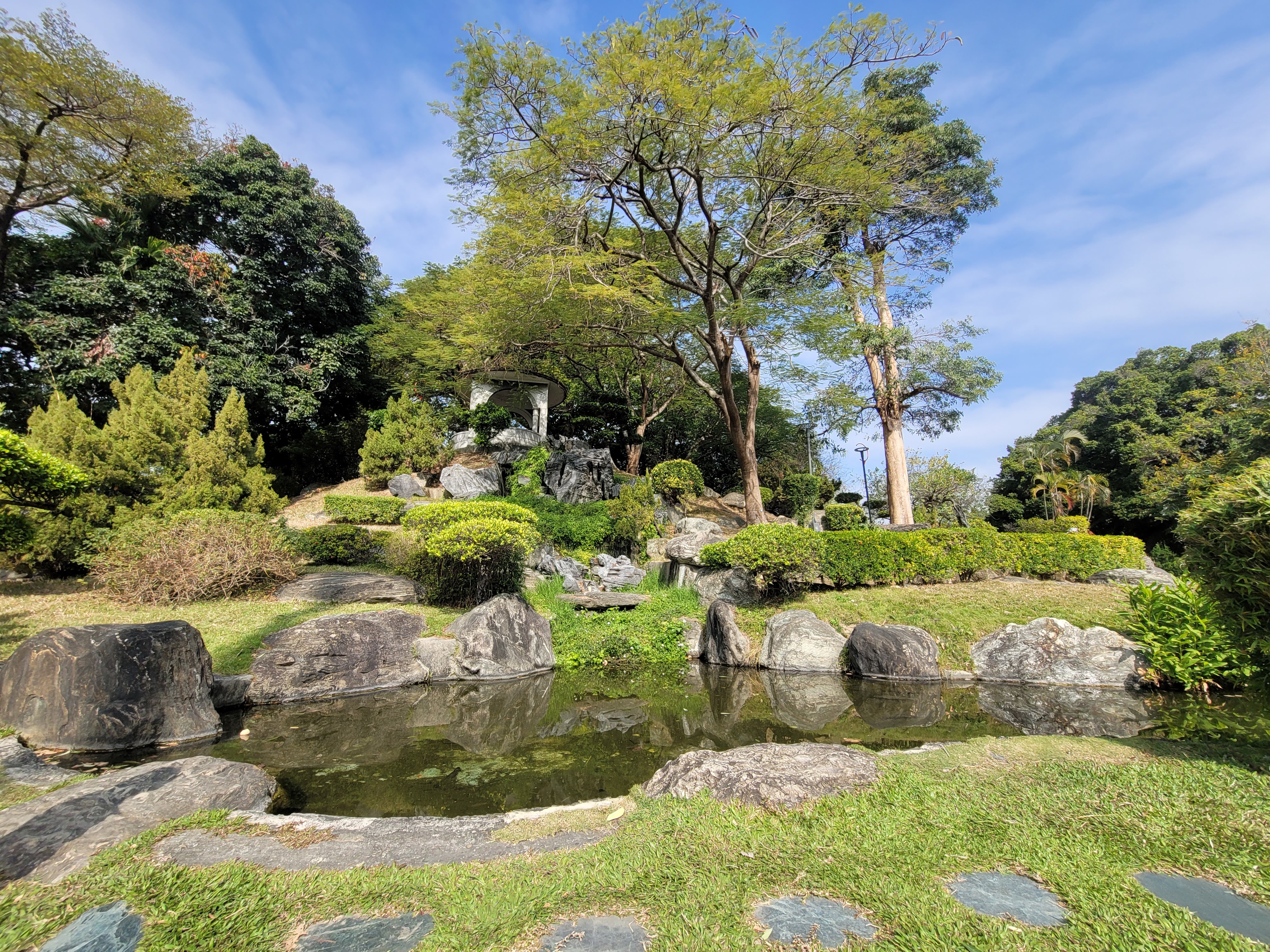 園林池塘石景與小涼亭