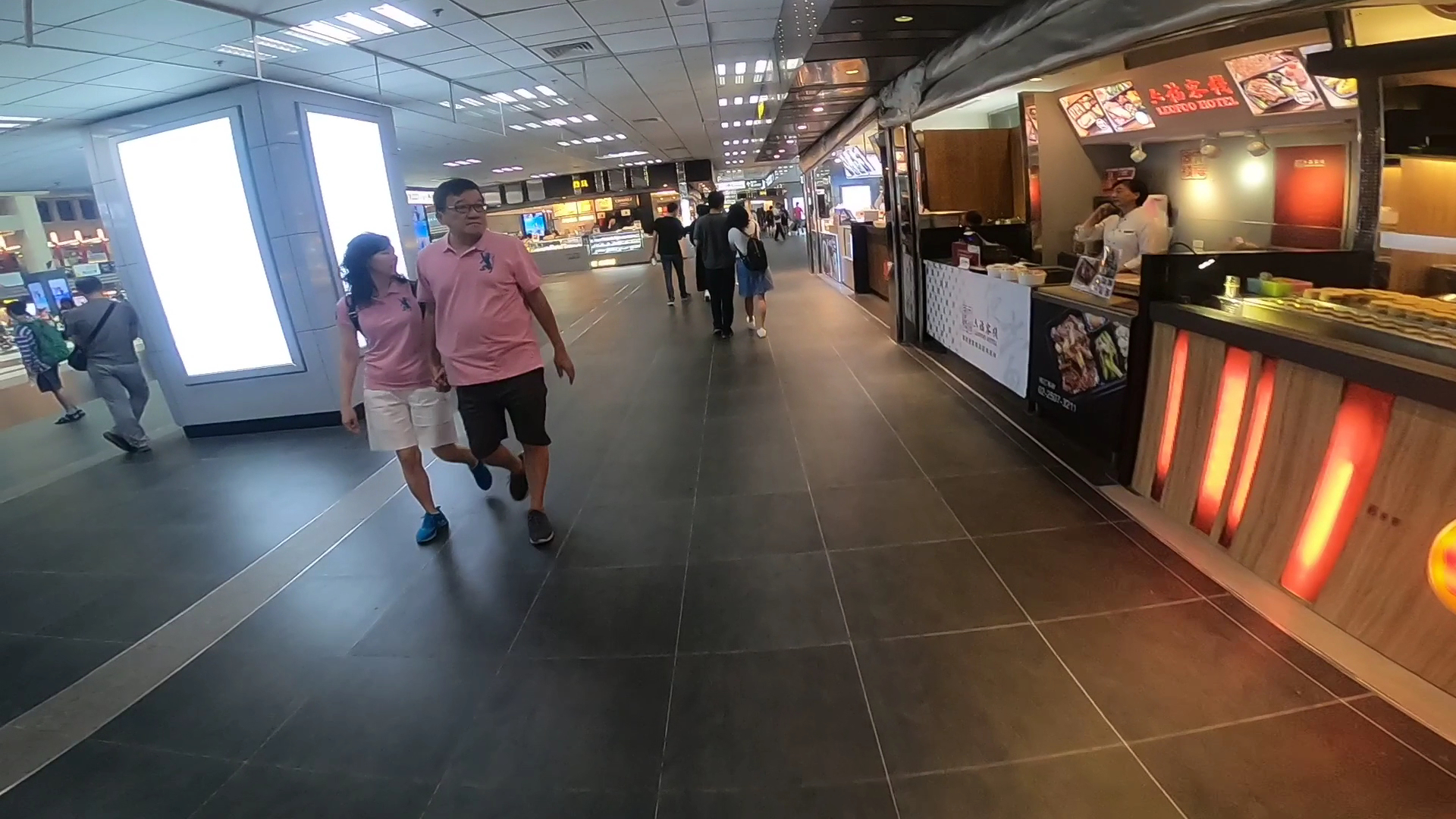 車站內多間餐飲店舖與明亮走道