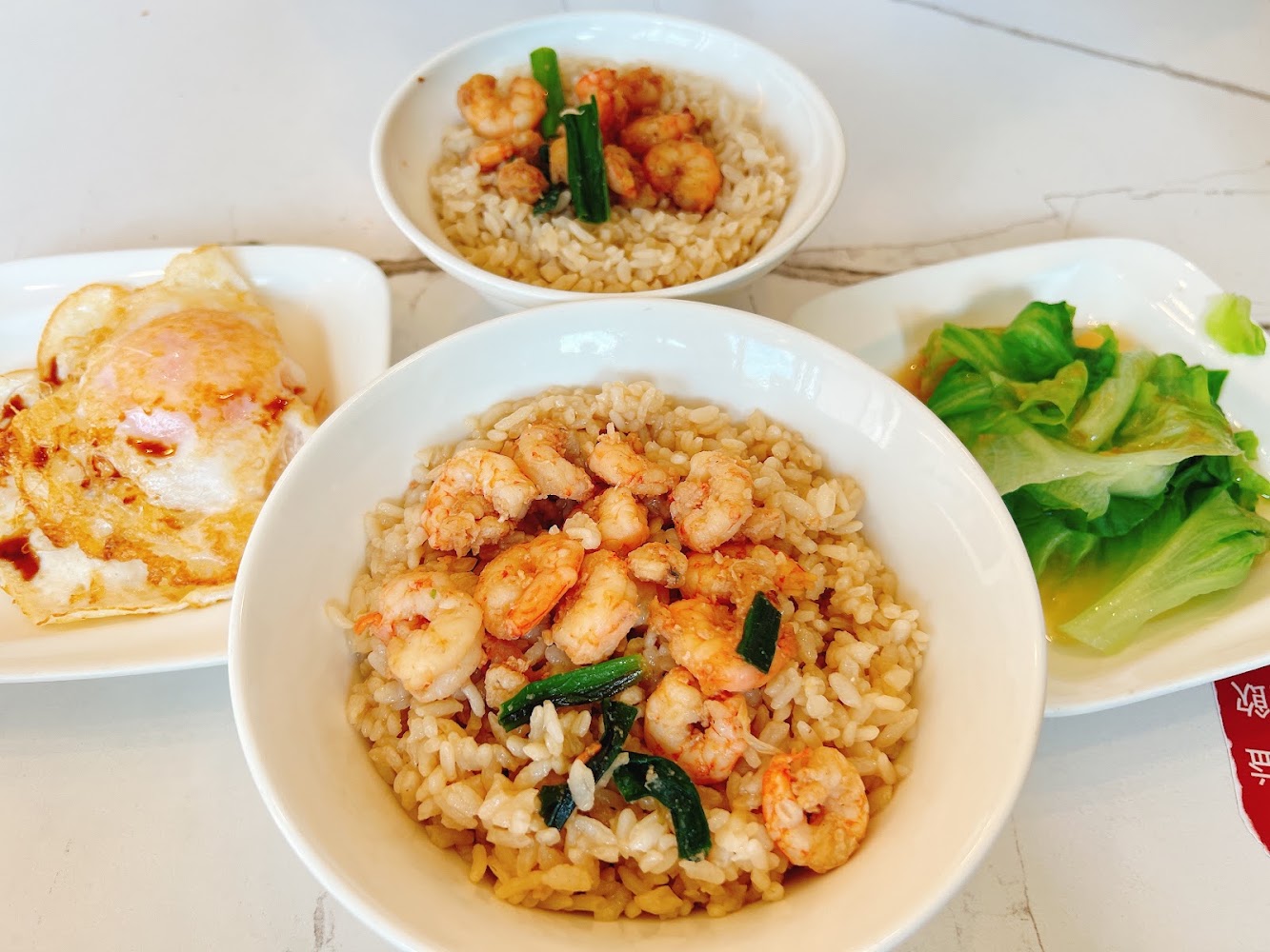 矮仔成蝦仁飯餐點組合與配菜