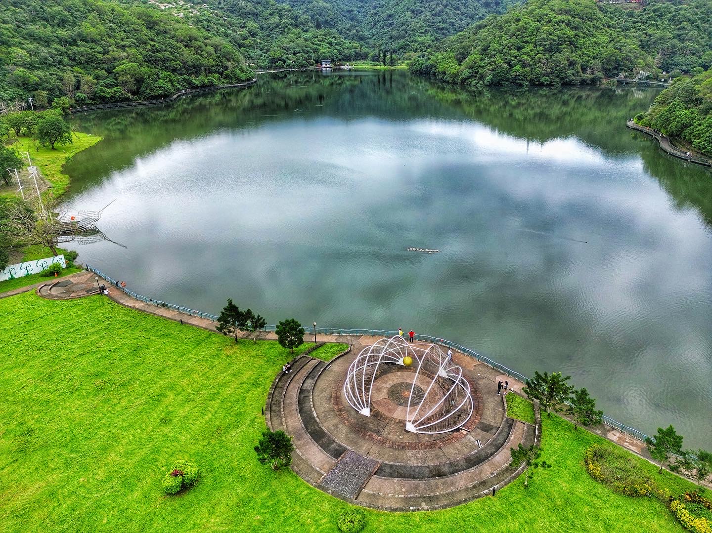 龍潭湖畔景觀與草地