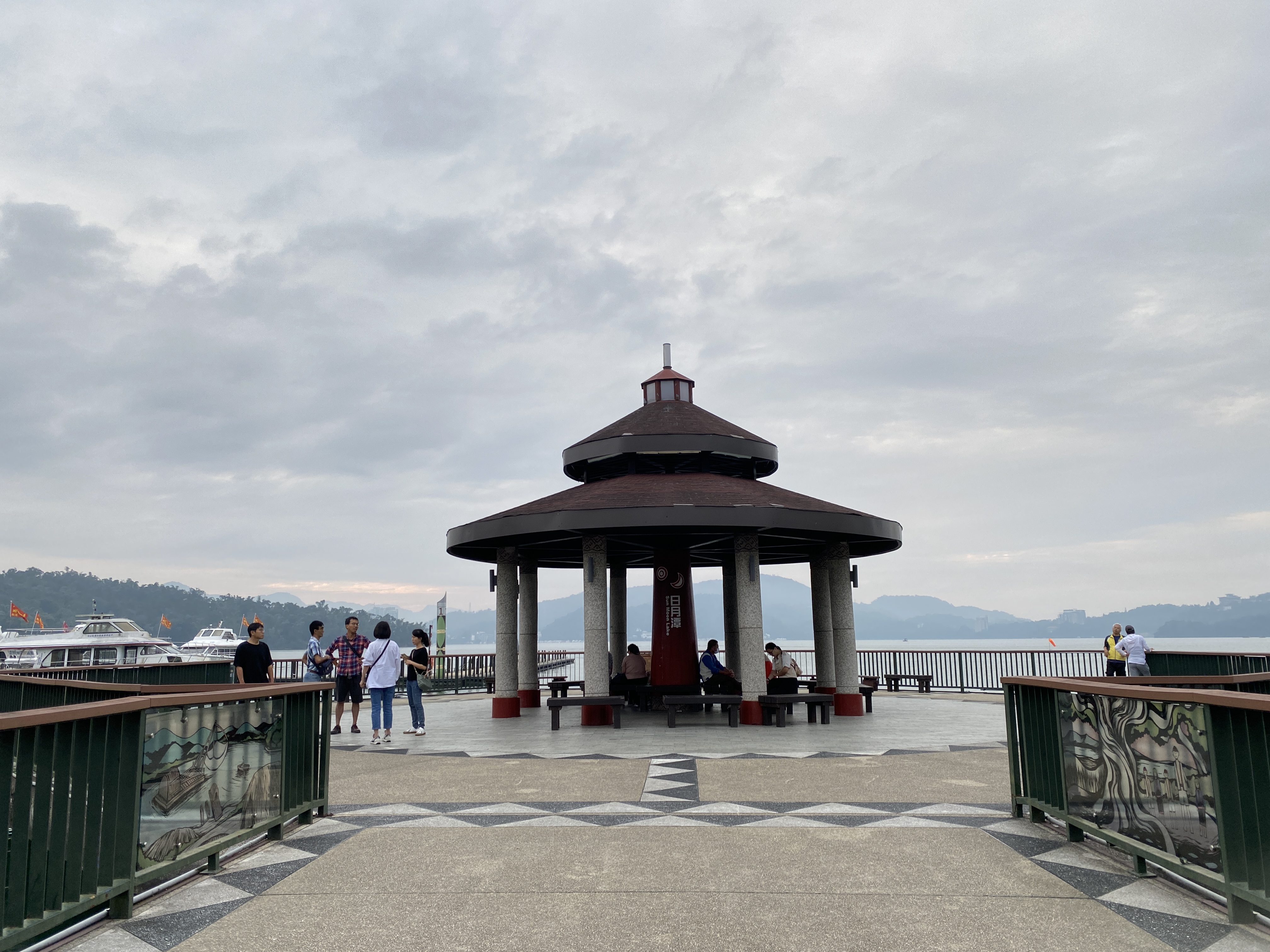 湖邊涼亭與遊客活動的景色