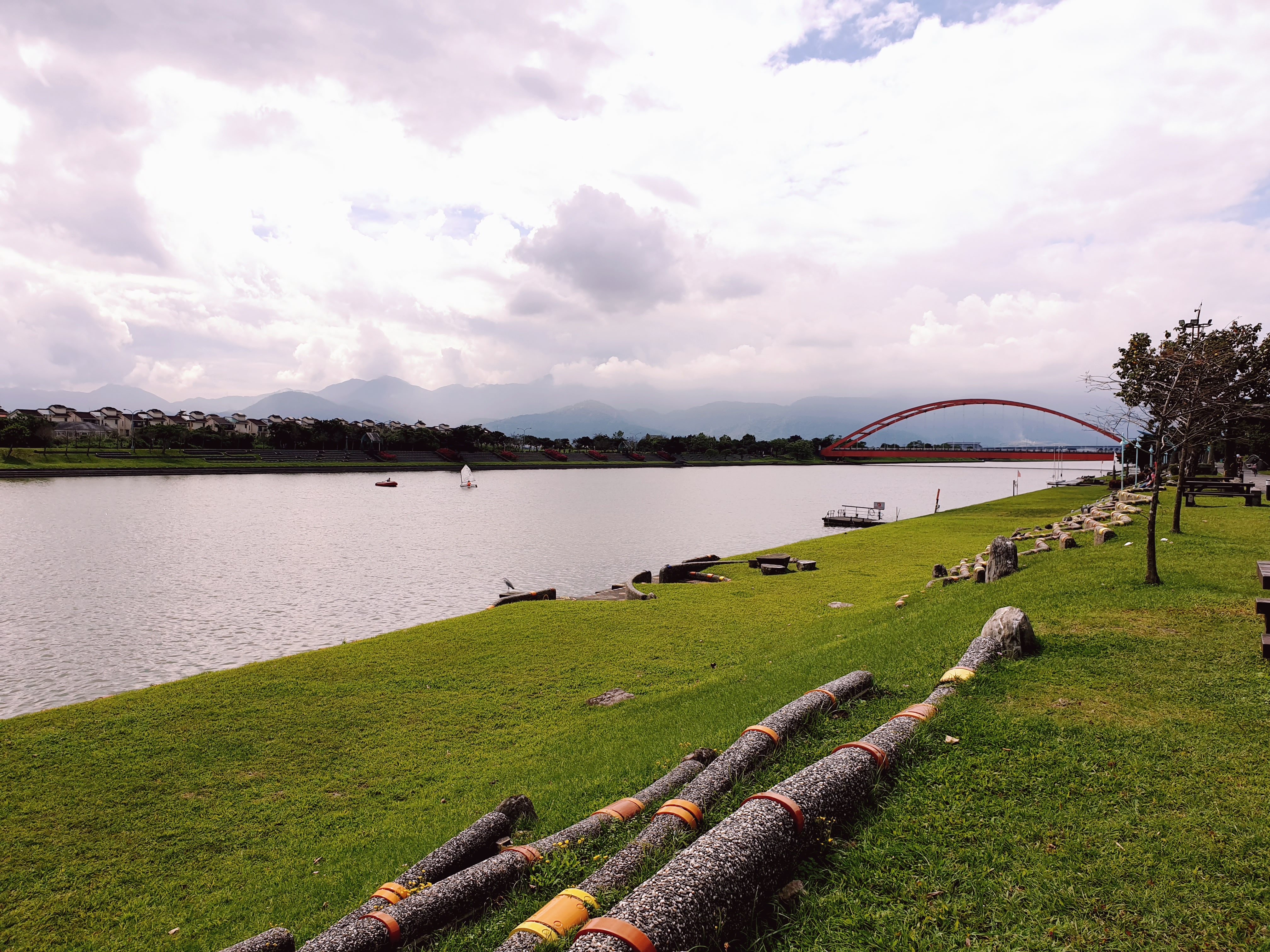 冬山河親水公園河岸綠地與船景