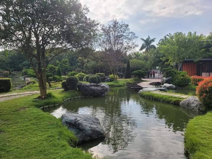 虎尾綠意庭園中的小河流步道與小橋
