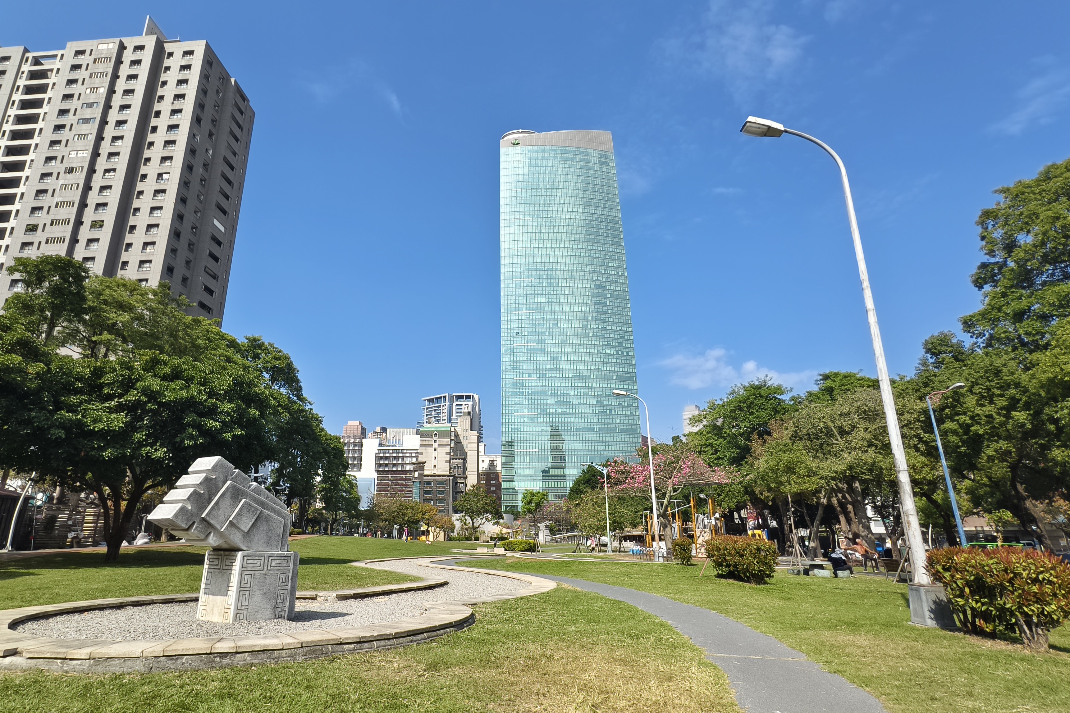 圓弧形高樓前的綠地公園
