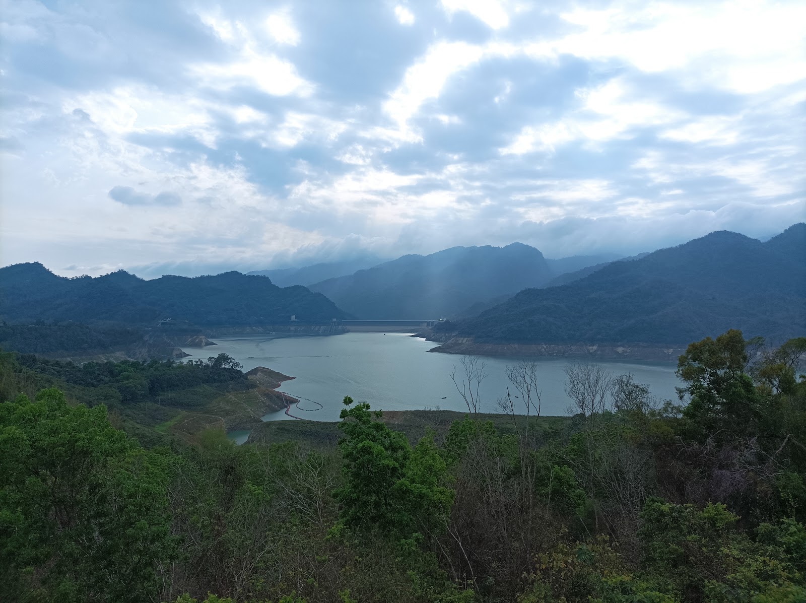 西興觀景台眺望曾文水庫大壩與雲霧山巒