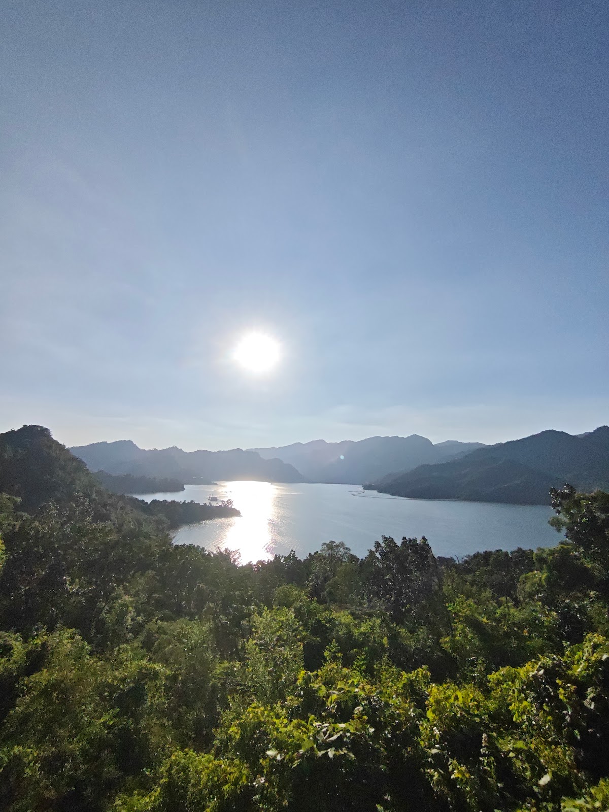 西興觀景台夕陽映照曾文水庫湖面波光