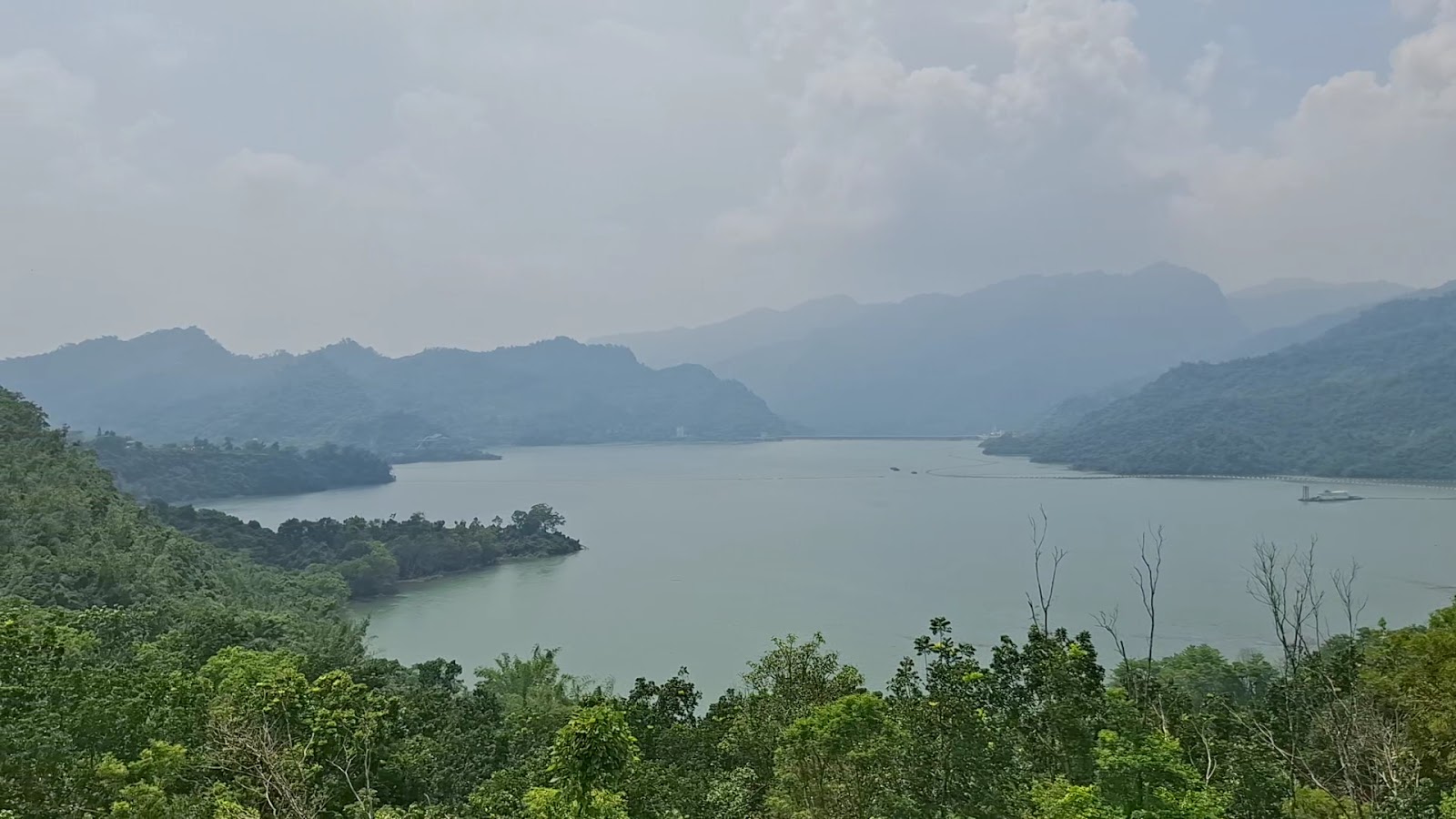 西興觀景台遠眺曾文水庫全景與環湖公路