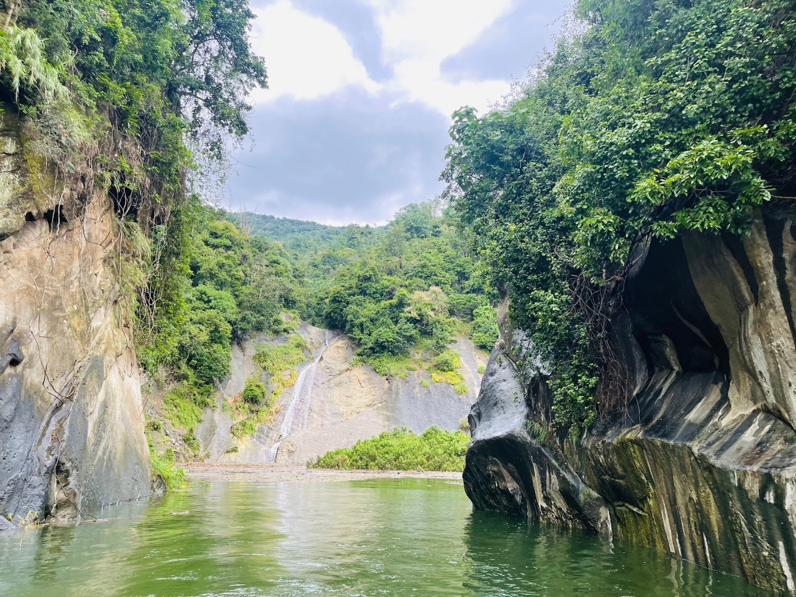飛鷹峽谷船行入口與山壁小瀑布