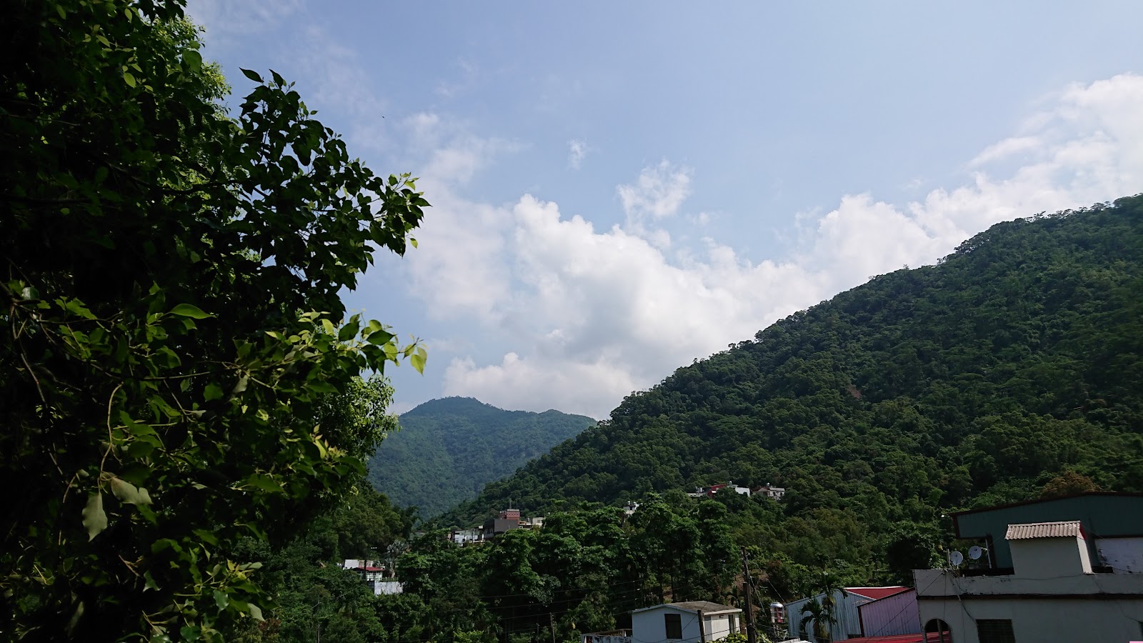 力里部落制高點遠眺，山巒層疊環繞聚落屋舍