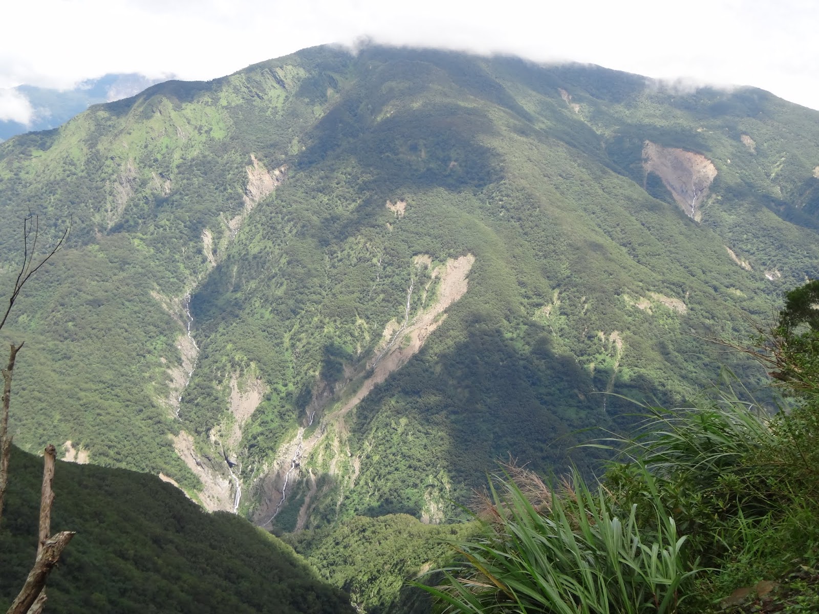 士文自然休閒農場眺望層疊山巒與崩塌地形稜線