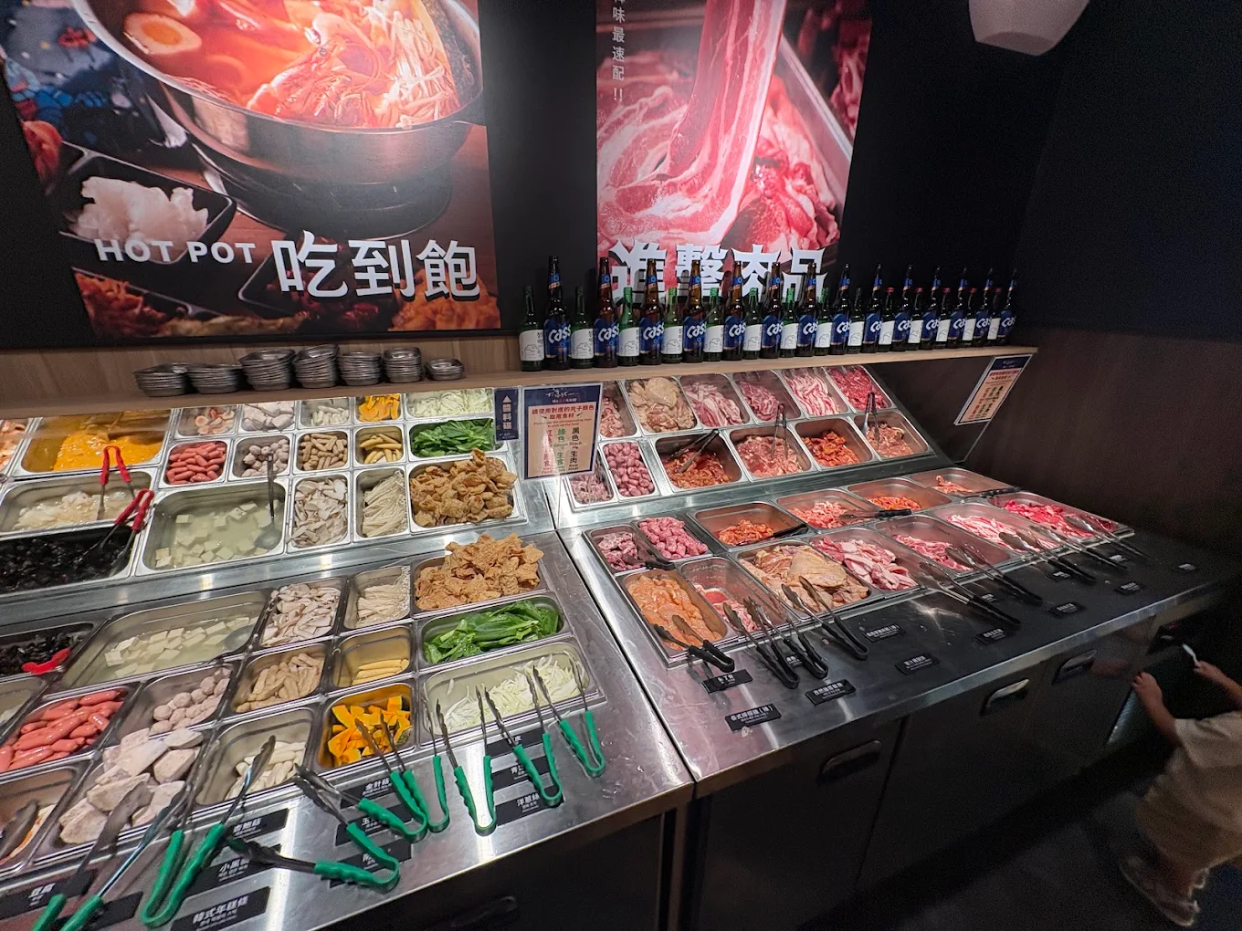 自助吧蔬菜、菇類與火鍋配料選擇多,取餐動線也算清楚。(圖/打爆豬 韓式燒肉吃到飽臺中豐原店)