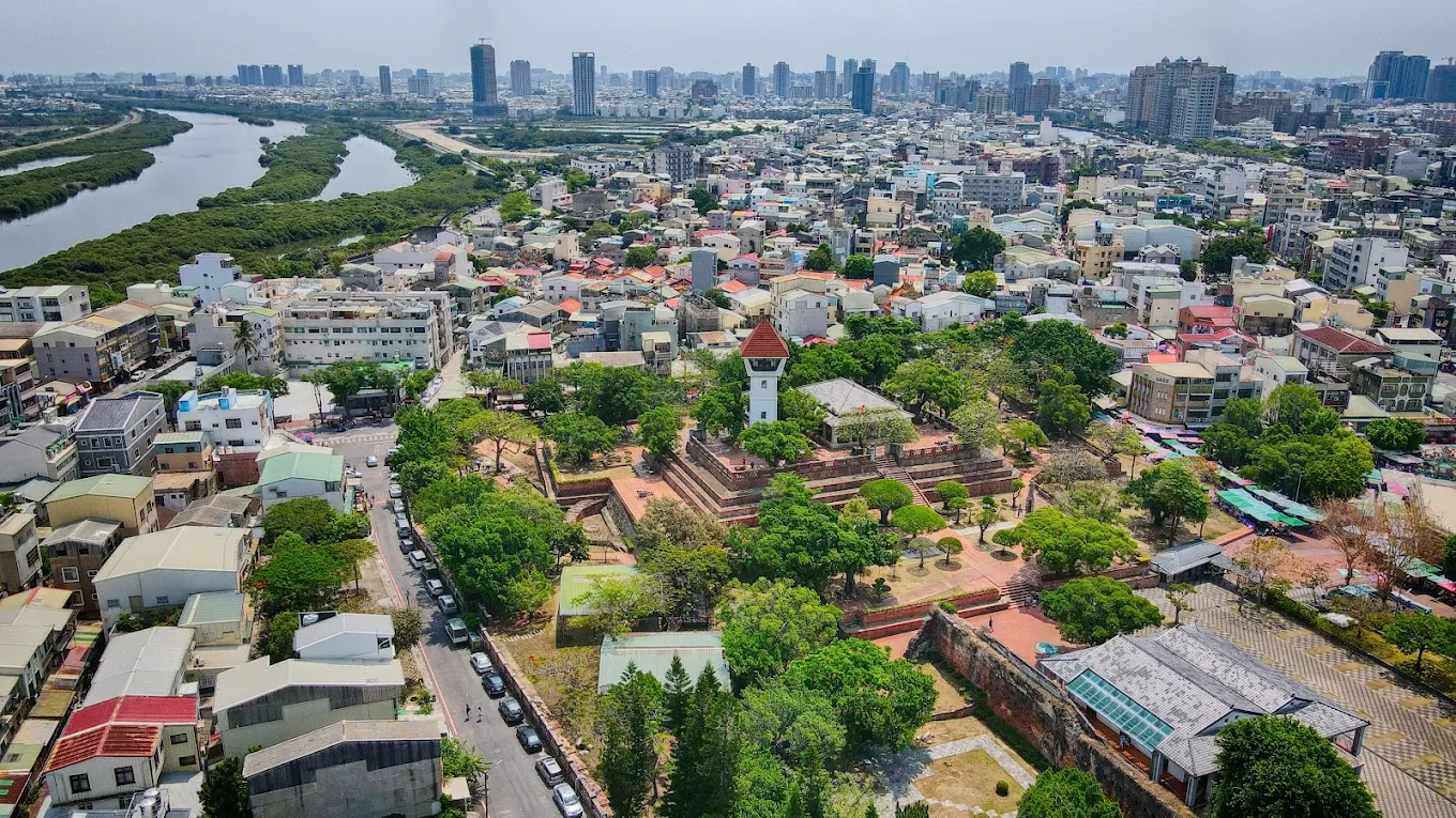 登上瞭望台看安平街區(圖/安平古堡)