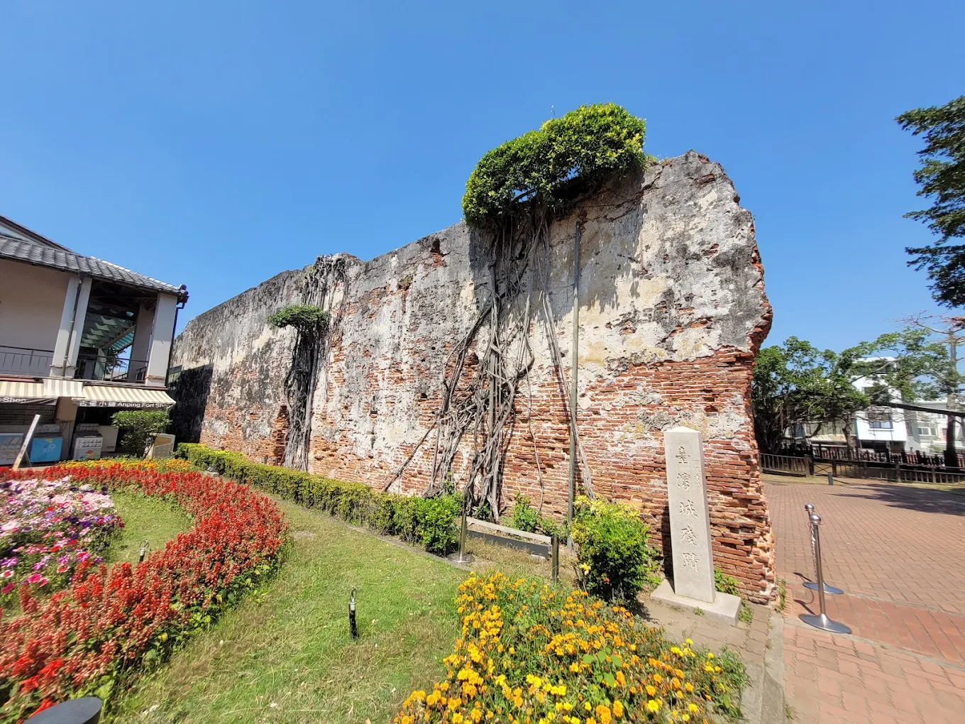 仔細觀察古城牆與磚石遺構(圖/安平古堡)