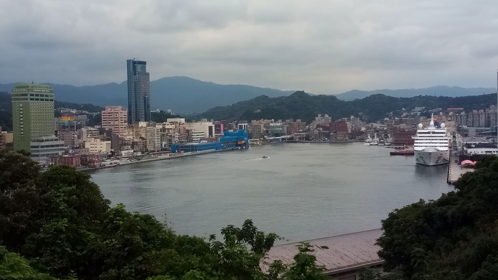 高遠新村社區公園俯瞰基隆港郵輪