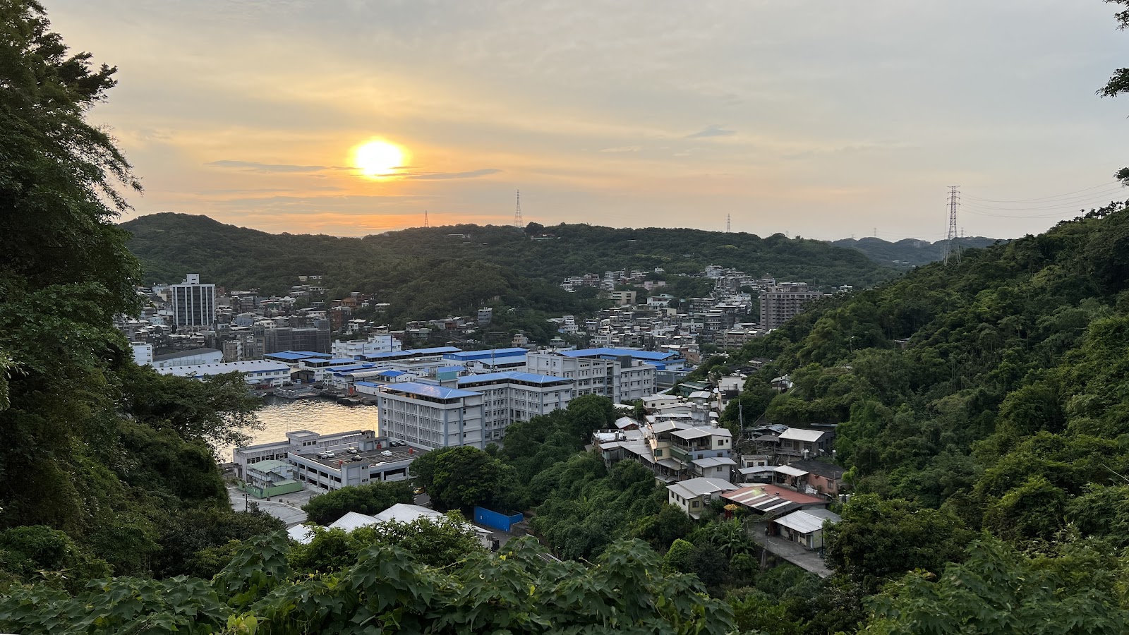 高遠新村社區公園夕陽港景