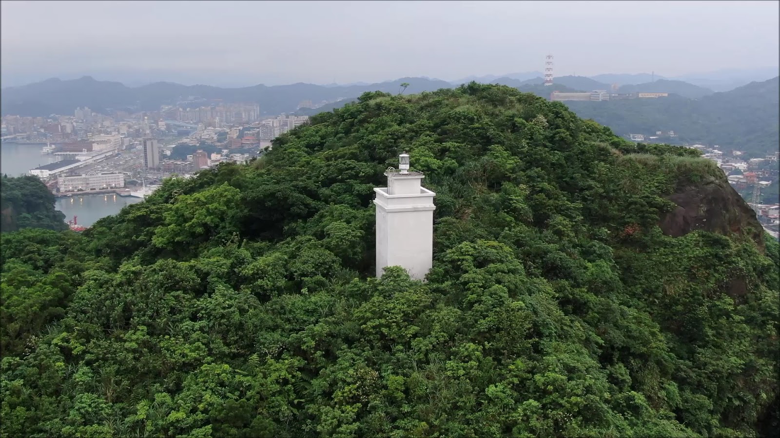 球子山燈塔空拍綠意山頭