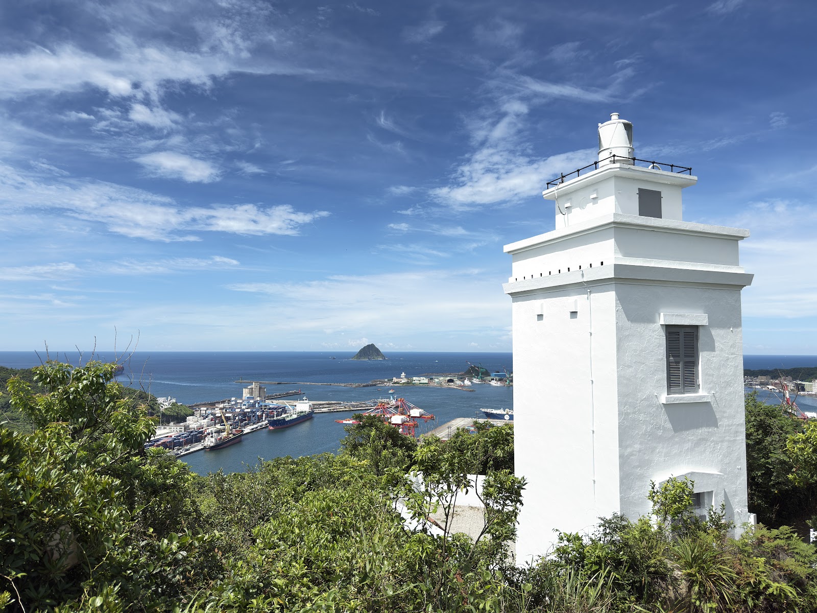 球子山燈塔白色塔身港景