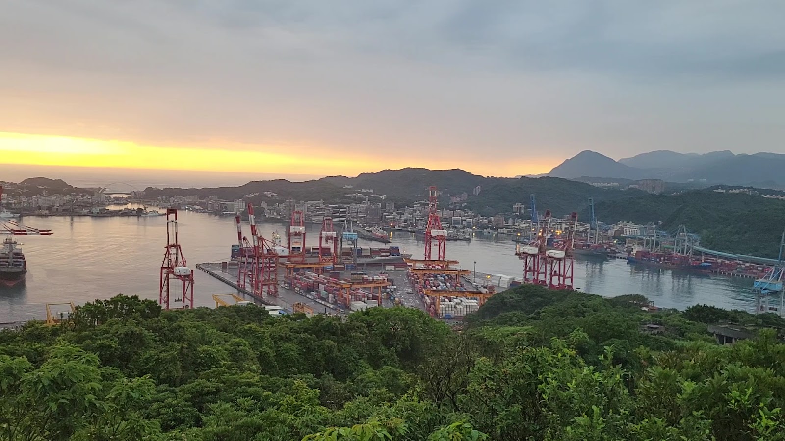 球子山燈塔夕陽貨櫃碼頭