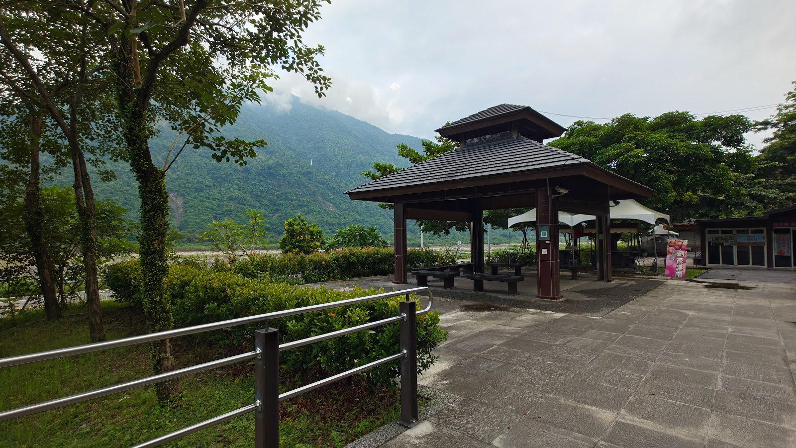 福龜園區荖濃溪畔涼亭與遠山景色