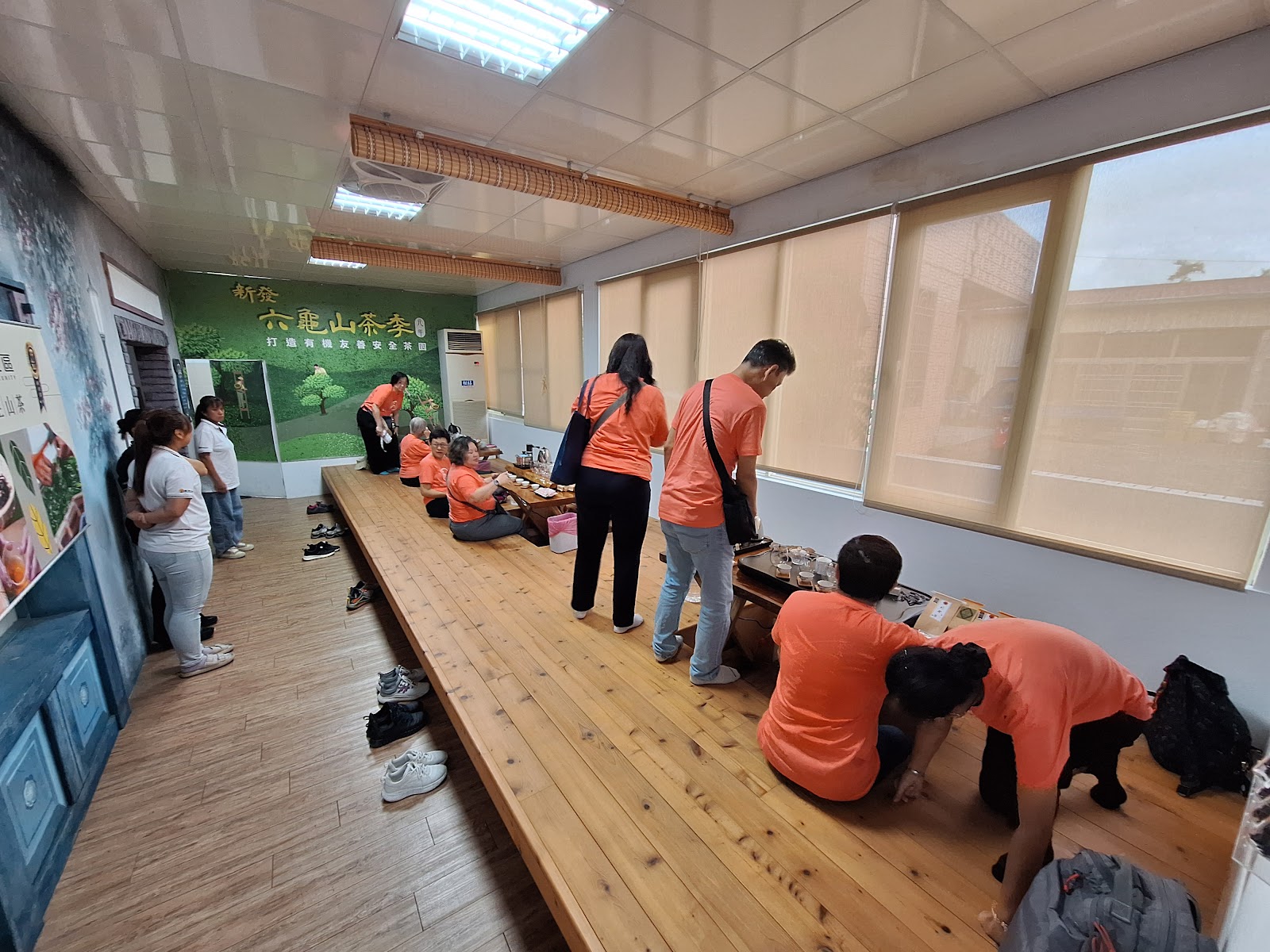 遊客團體在山茶故事館席地體驗奉茶活動