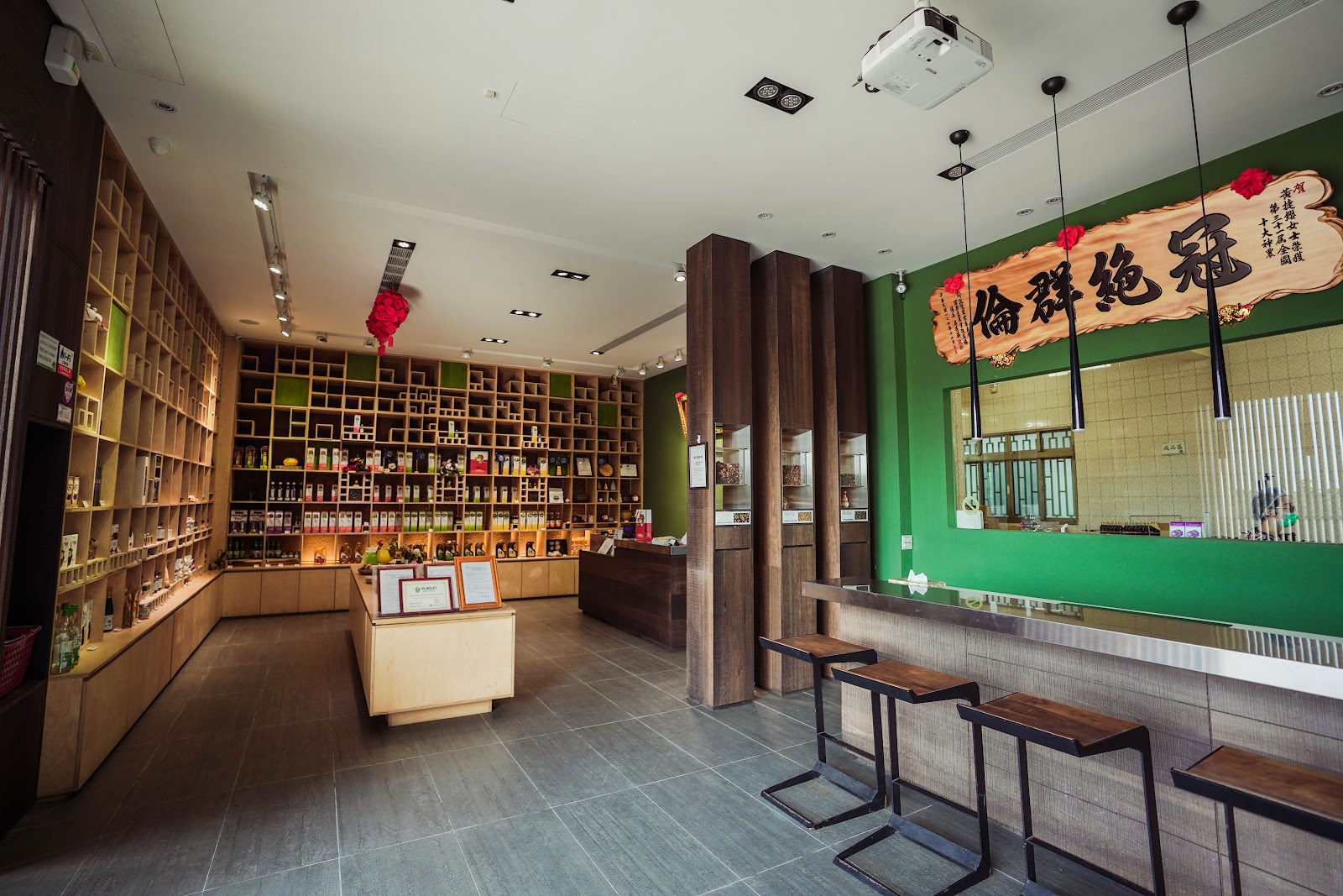 金椿茶油工坊明亮店內空間與得獎匾額