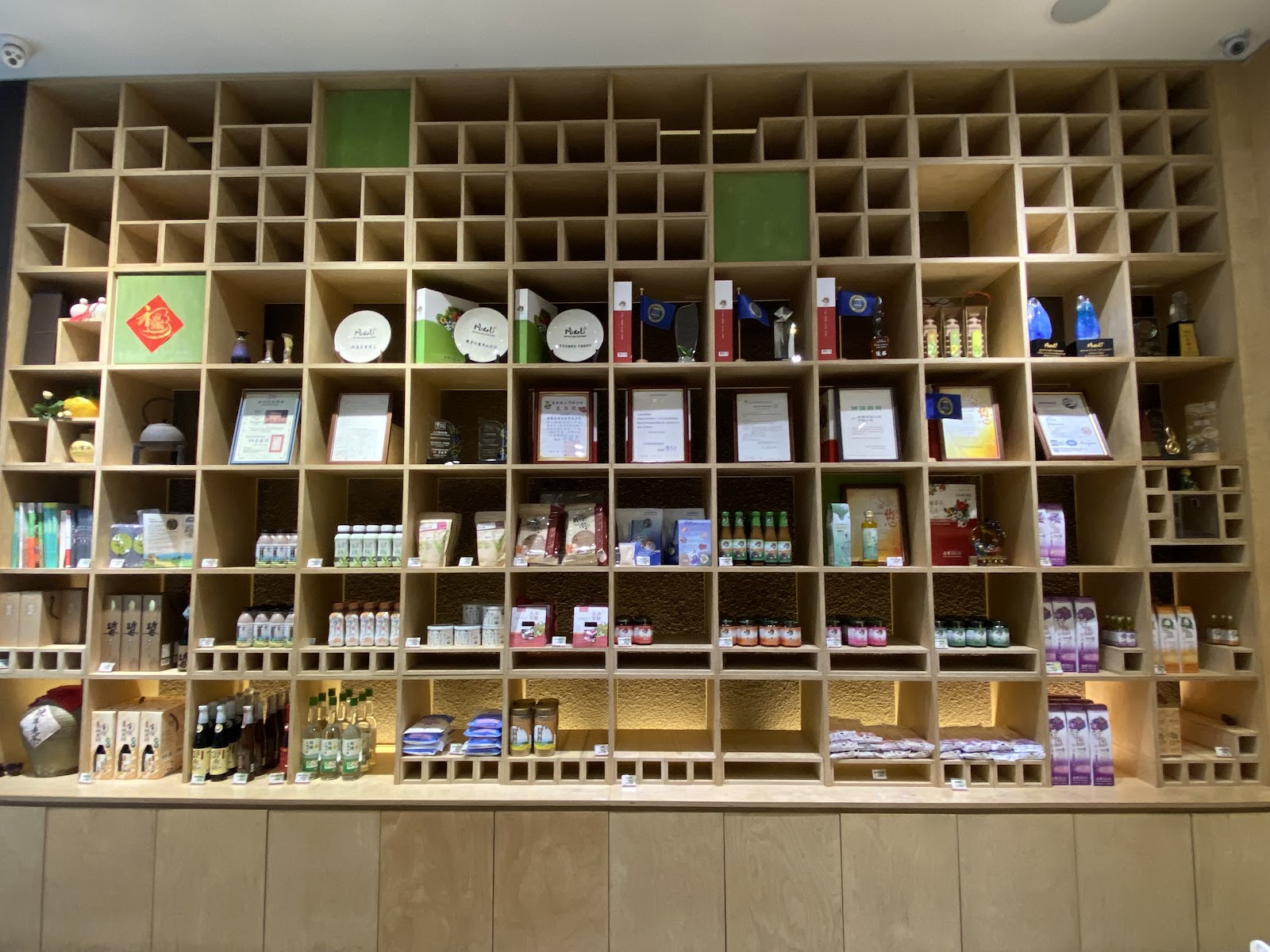 金椿茶油工坊展示牆陳列苦茶油與得獎證書