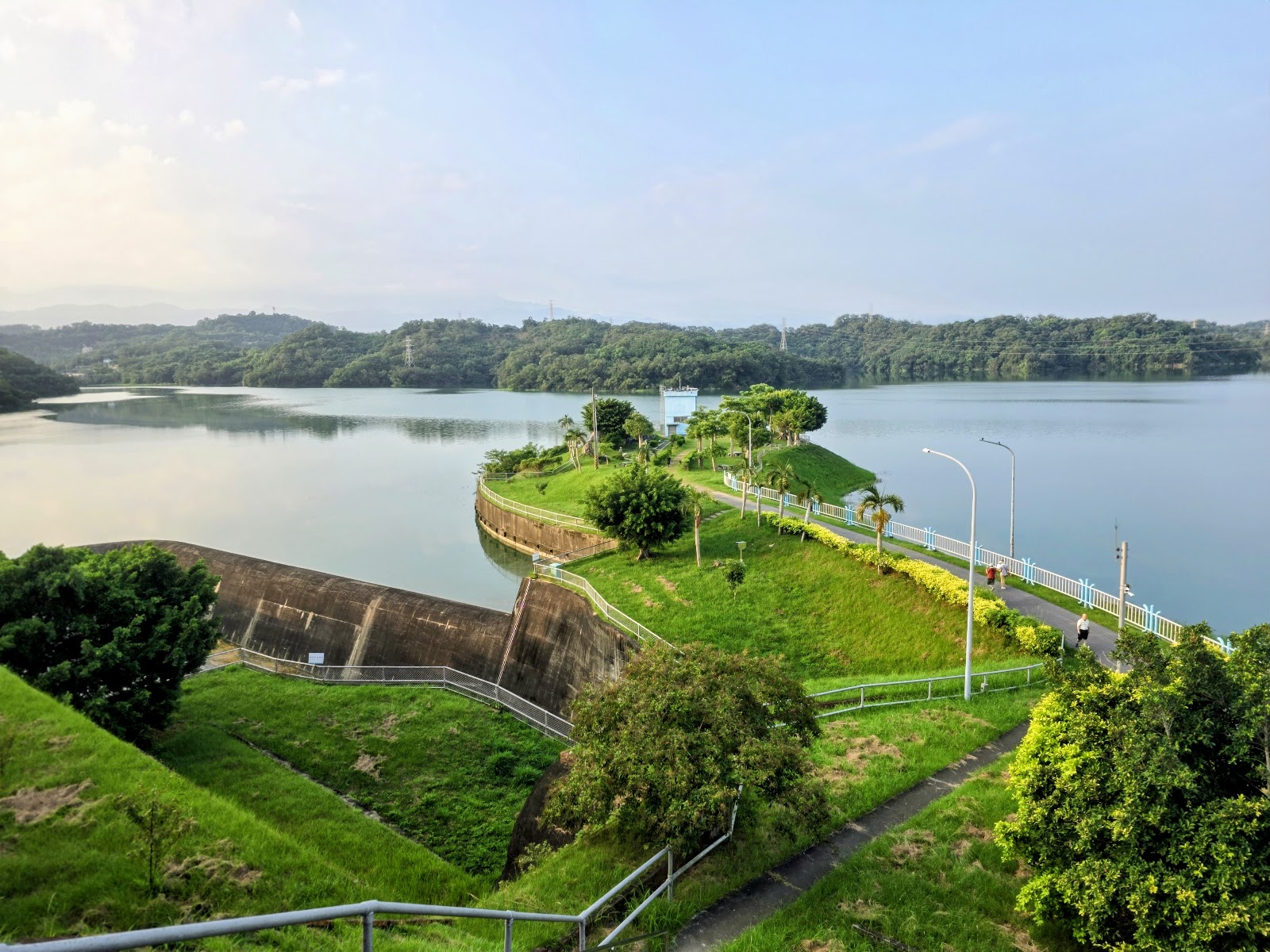 永和山水庫壩頂步道與湖岸綠地