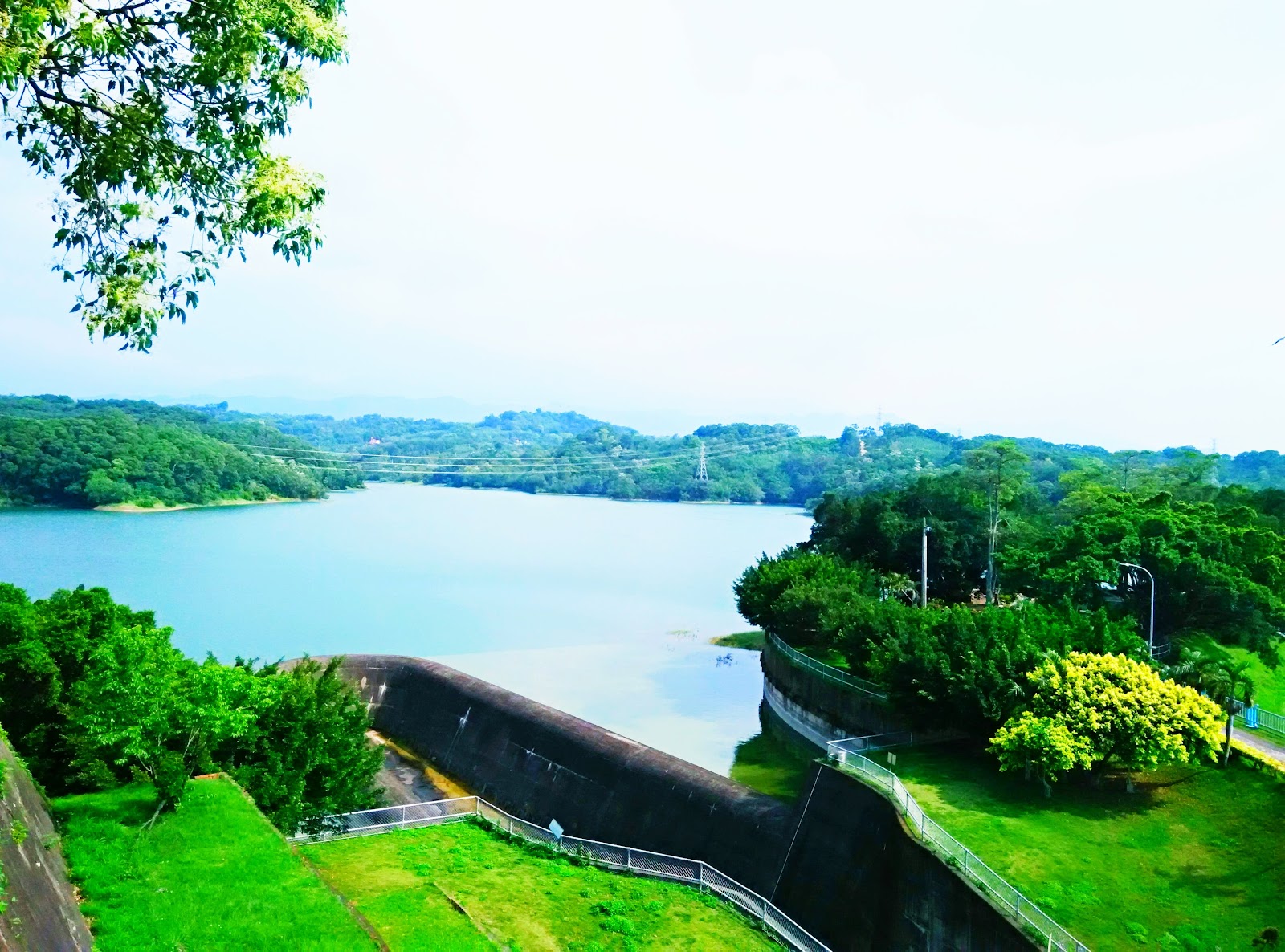 從高處俯瞰永和山水庫壩堤與湖岸線