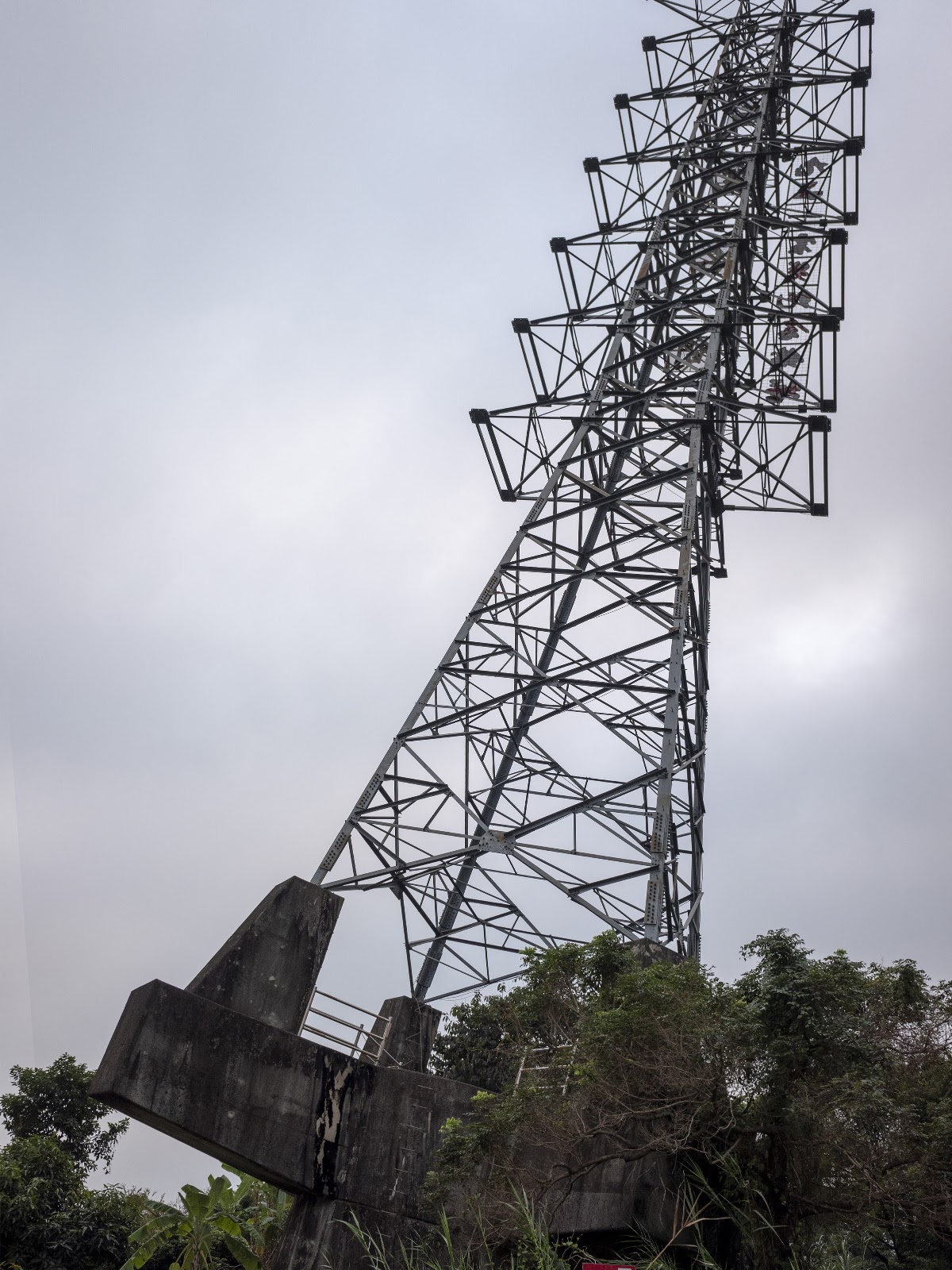 南投名間921地震紀念斜塔傾斜電塔特寫